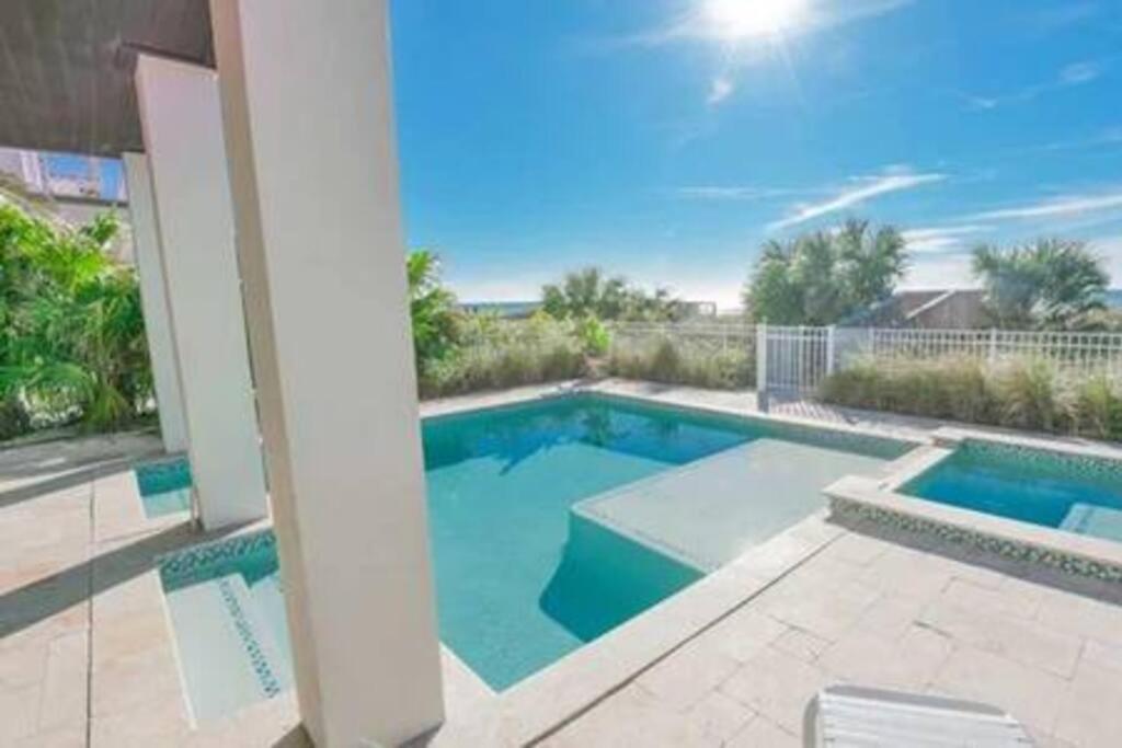 Beachfront Paradise - Direct Access To The Gulf Holiday home