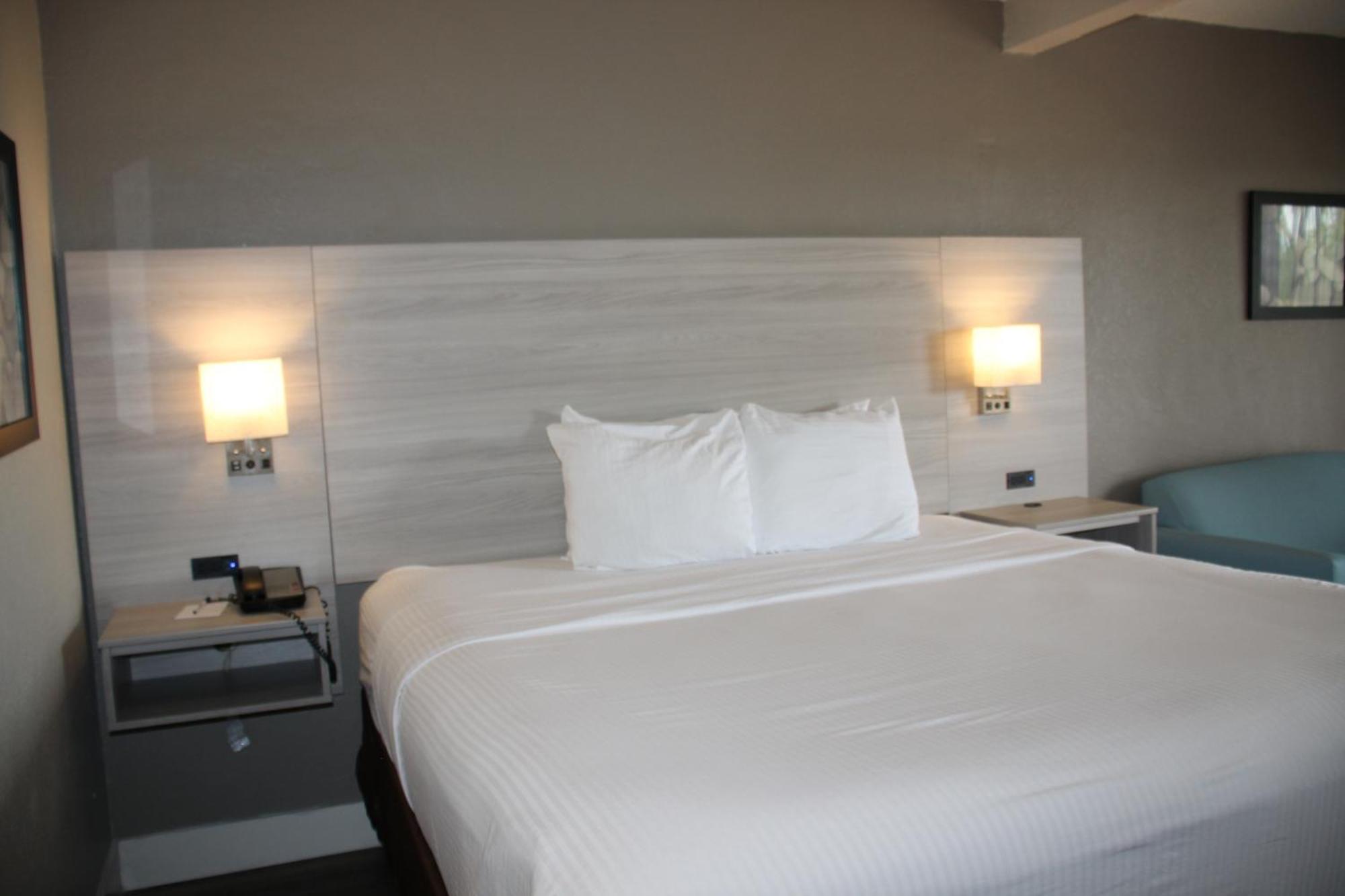 Boca Deerfield Beach; Surestay Collection By Bw 3*