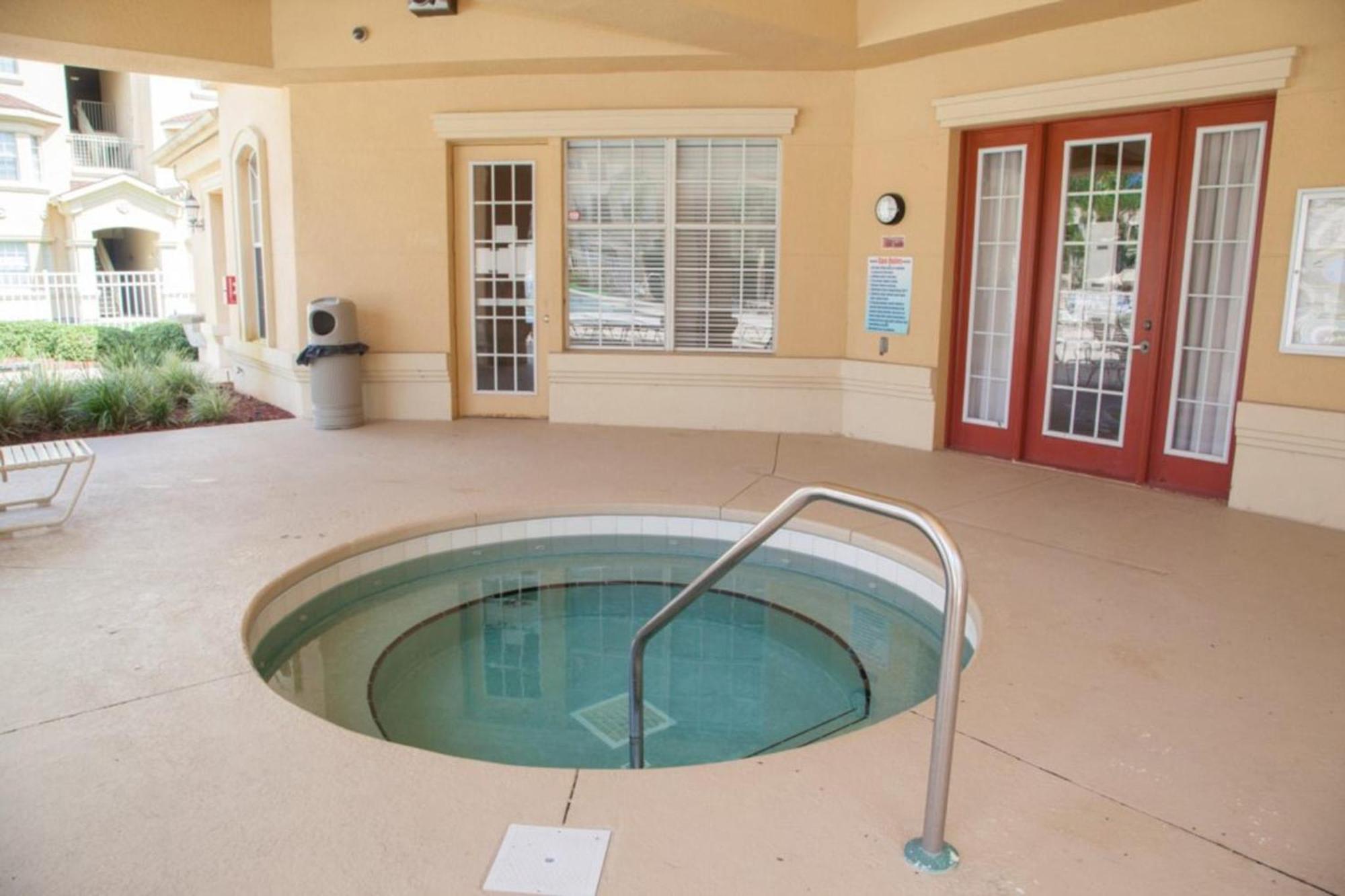 Pool Side Tree House Apartment Davenport