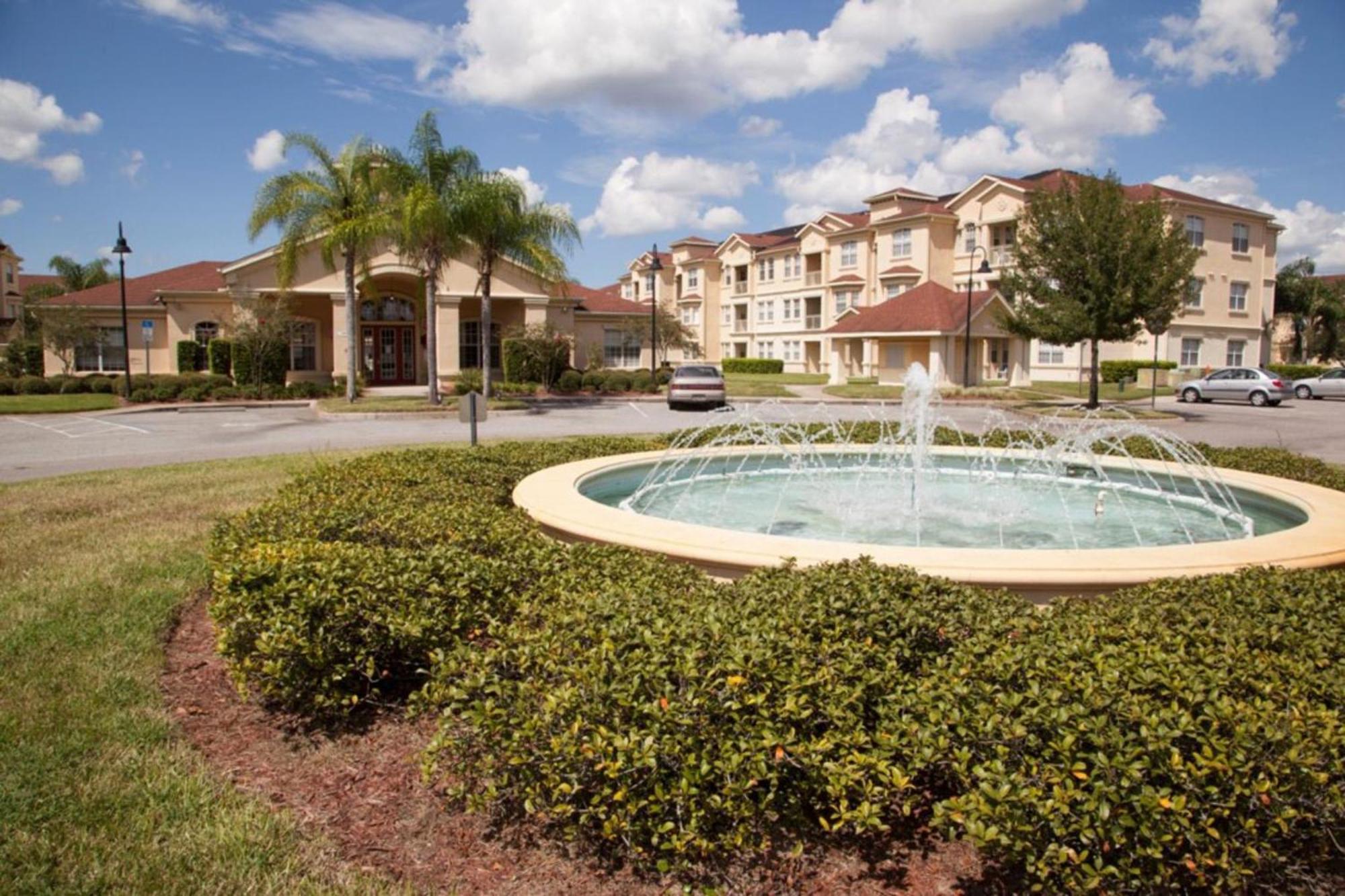 Apartment Pool Side Tree House Davenport
