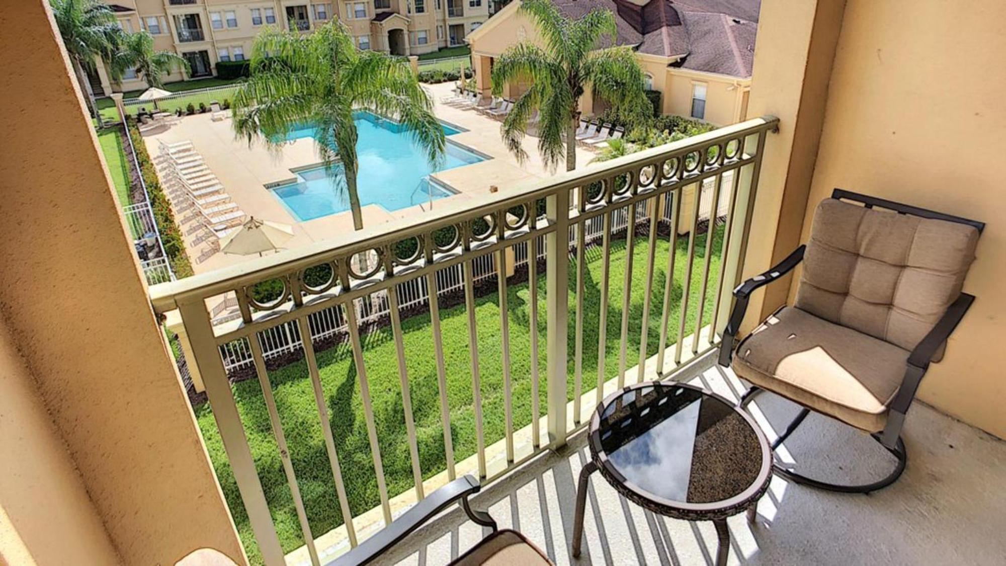 Pool Side Tree House Apartment *