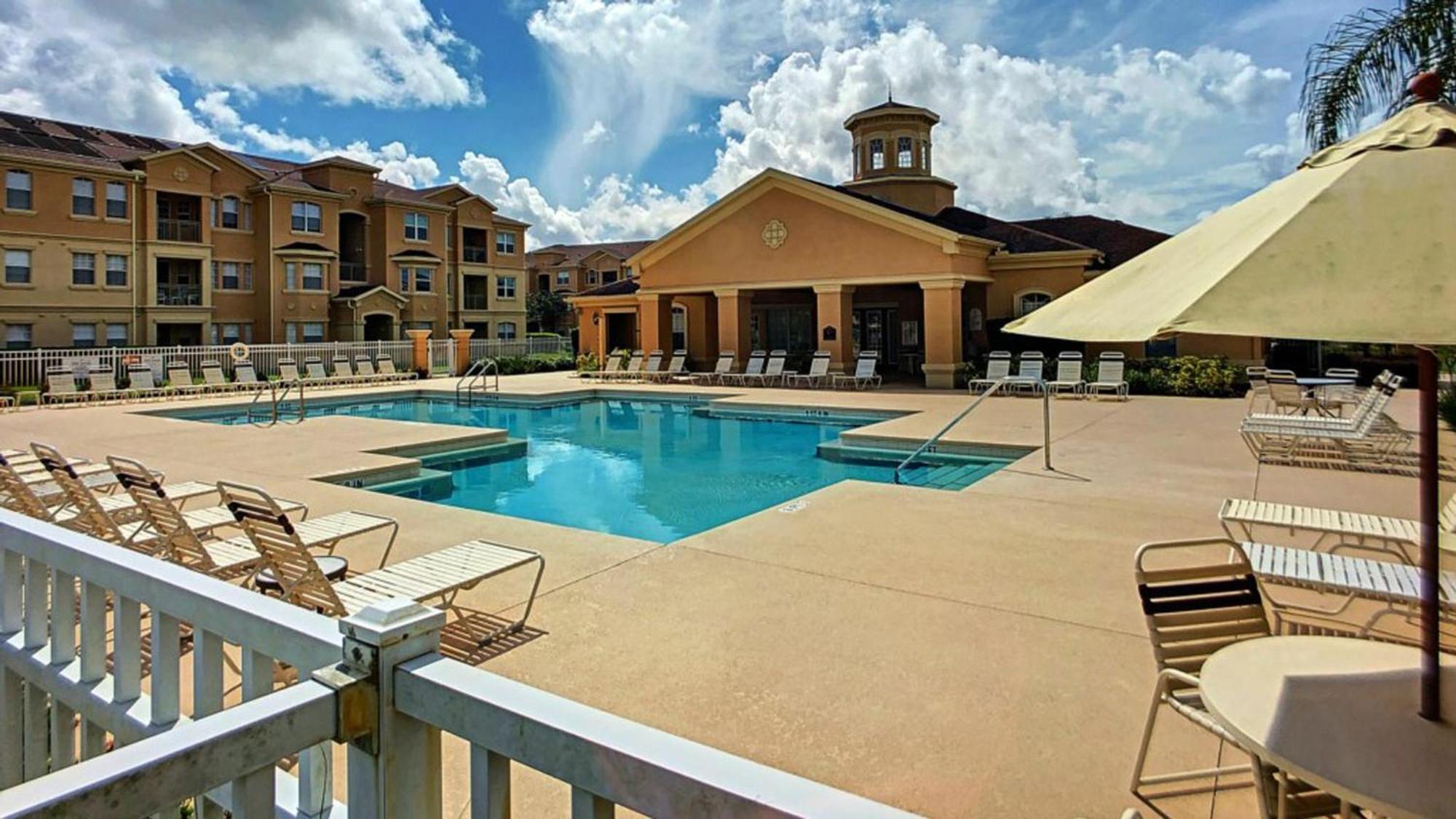 Pool Side Tree House Davenport