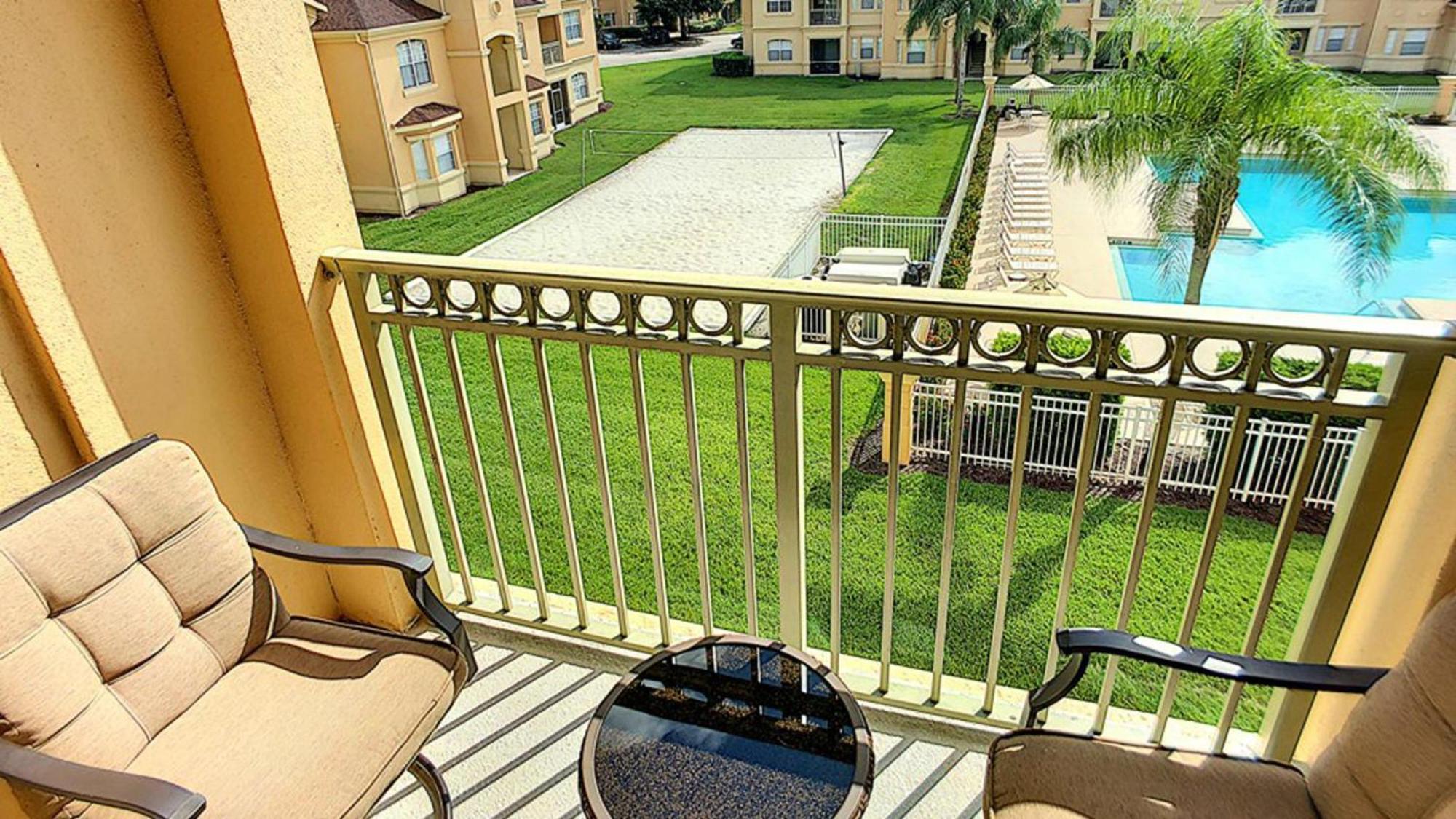 Pool Side Tree House Apartment Davenport