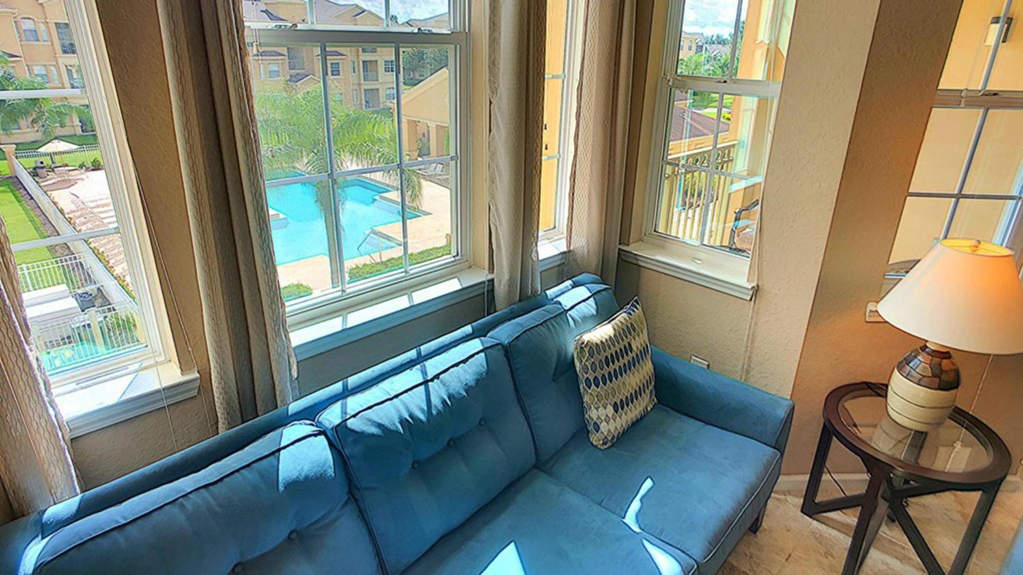 Pool Side Tree House Apartment *