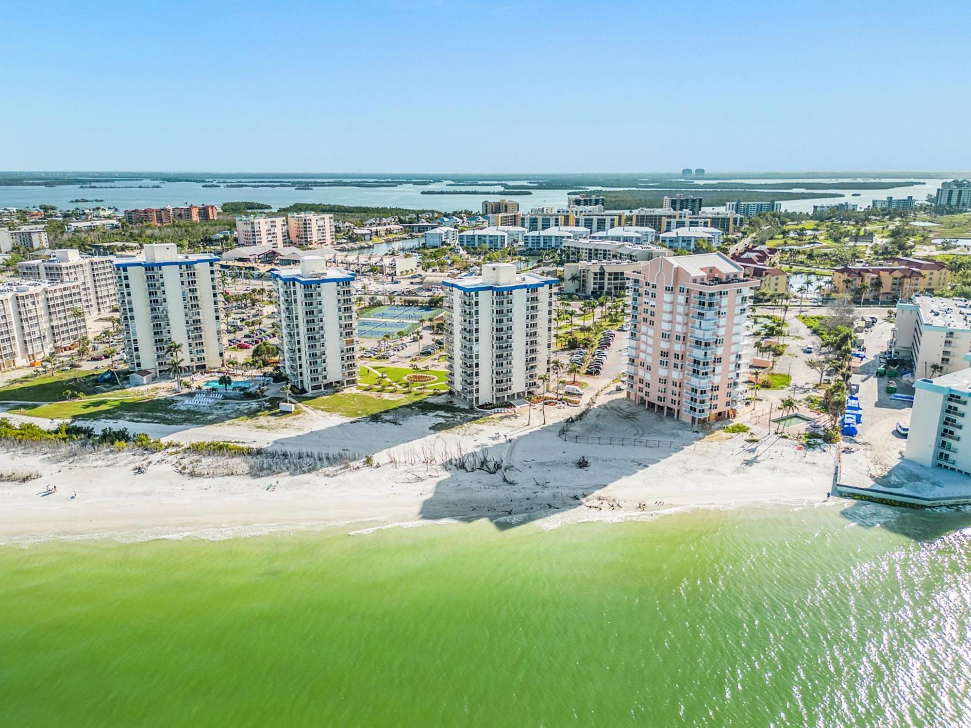 Panoramic Gulf Views: Beachfront Condo, Pool Fort Myers Beach