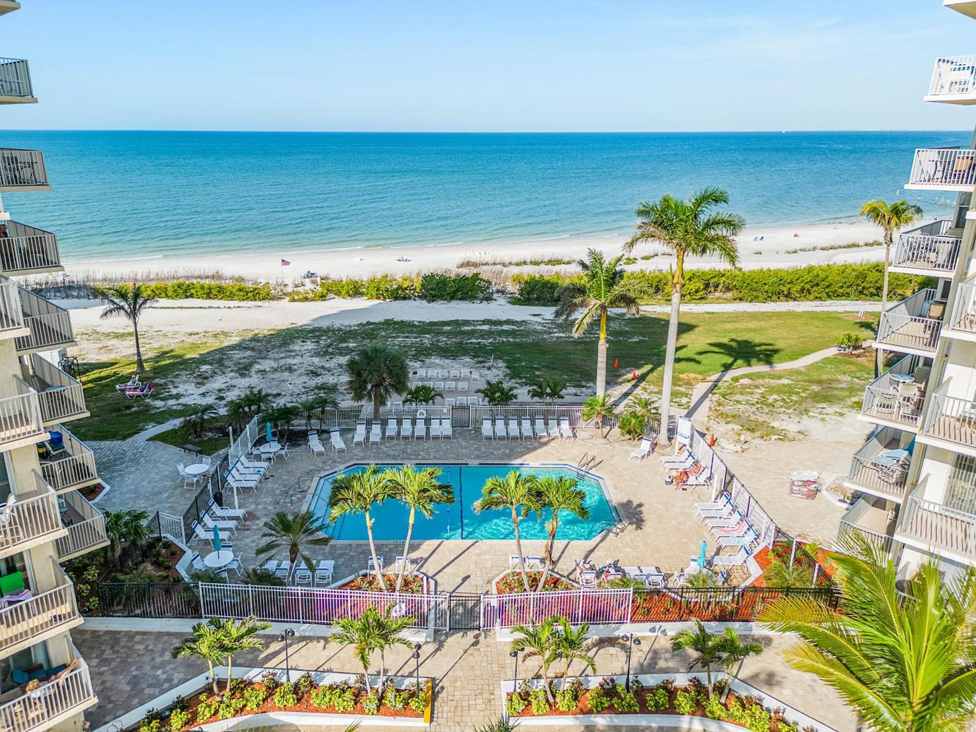 Holiday home Panoramic Gulf Views: Beachfront Condo, Pool *