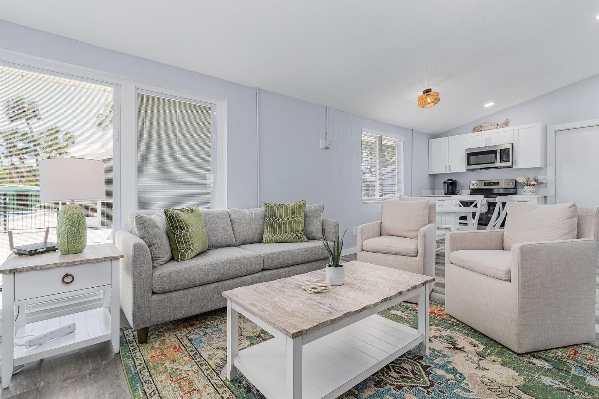 Stylish W/ Pool, Access & Pet-friendly *