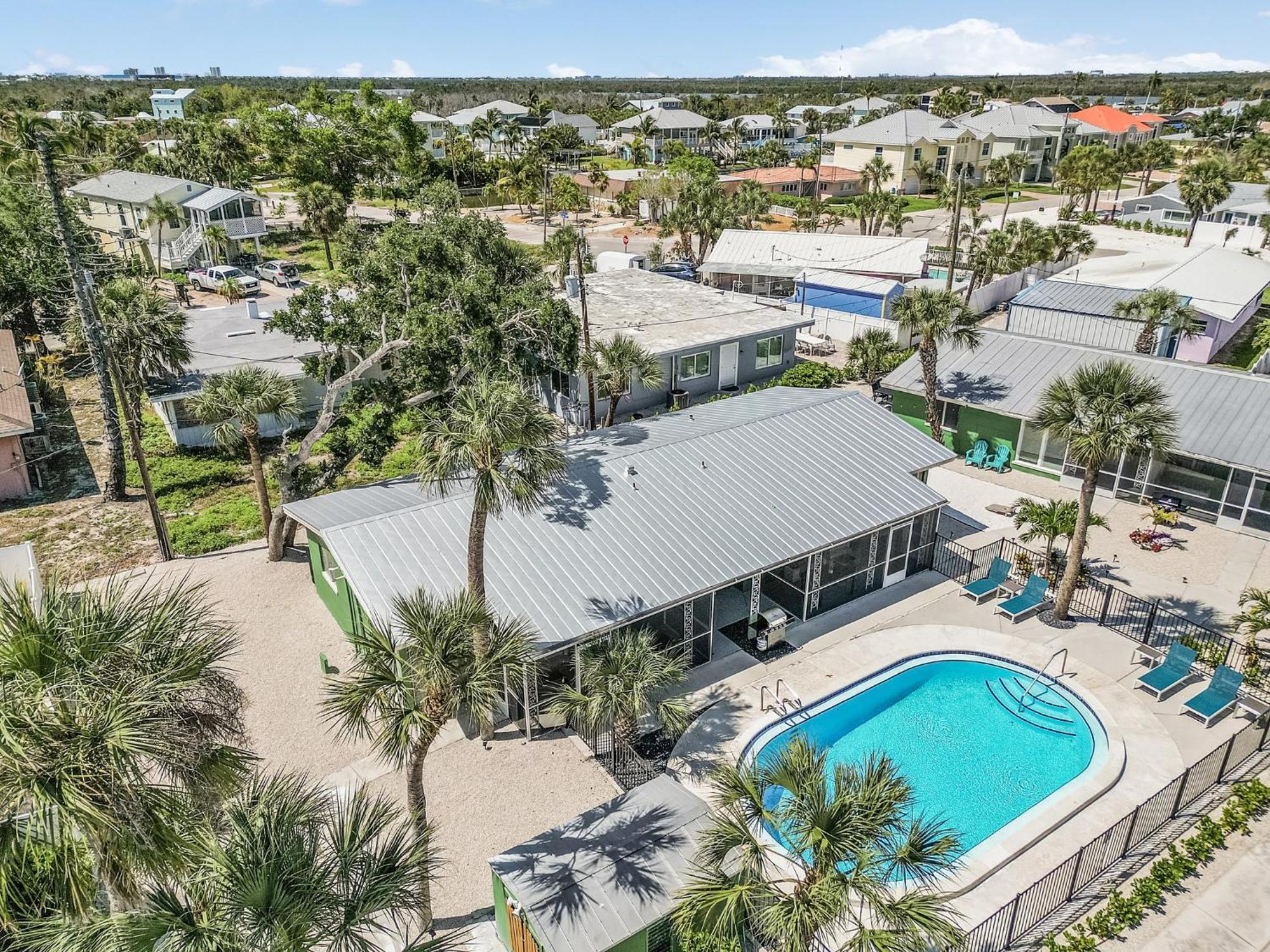 Spacious 4br Duplex: Pool, Access & Bbq Area Fort Myers Beach