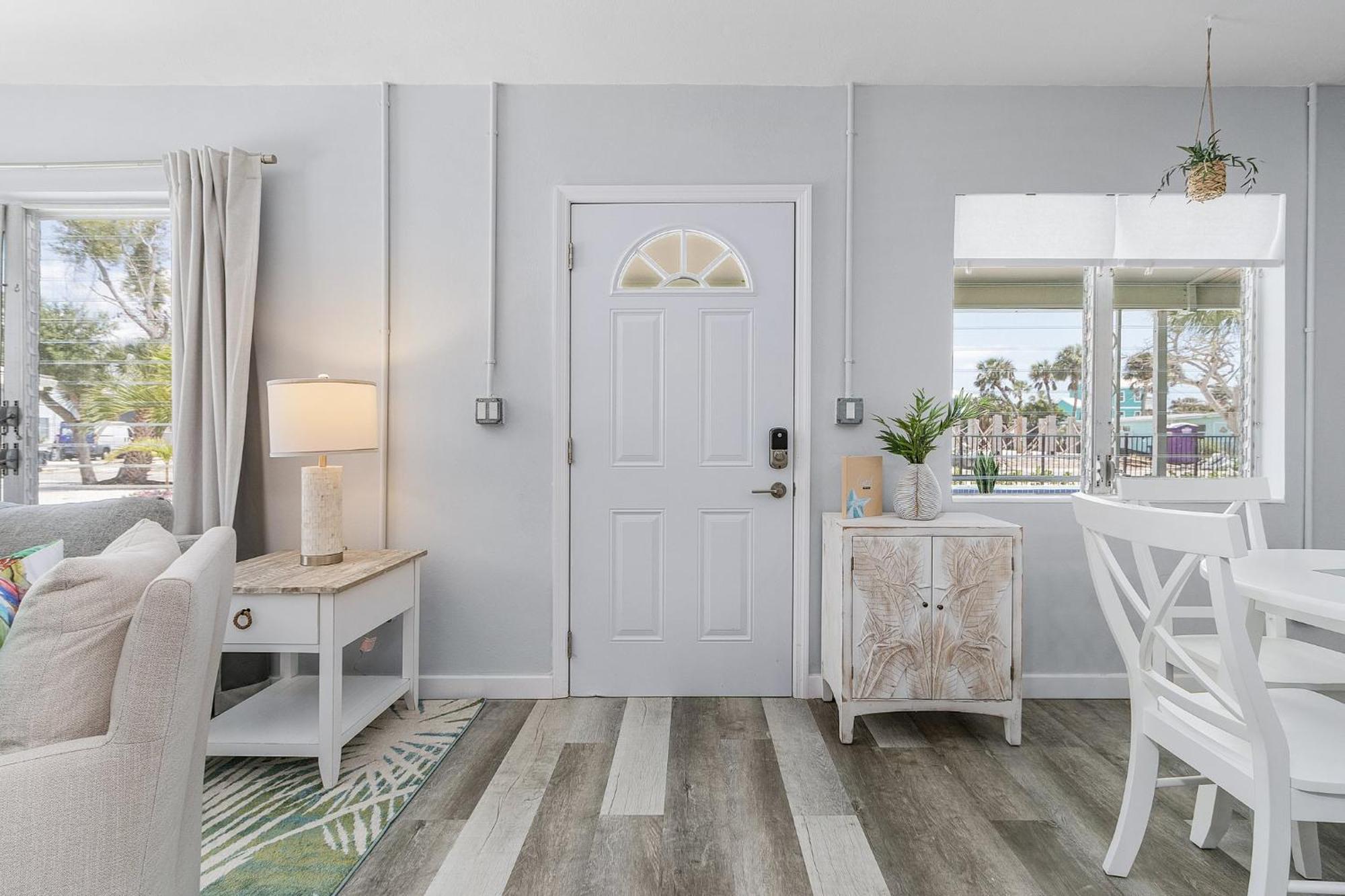 Cozy Beachside Retreat: Pool, Modern Decor & * Fort Myers Beach