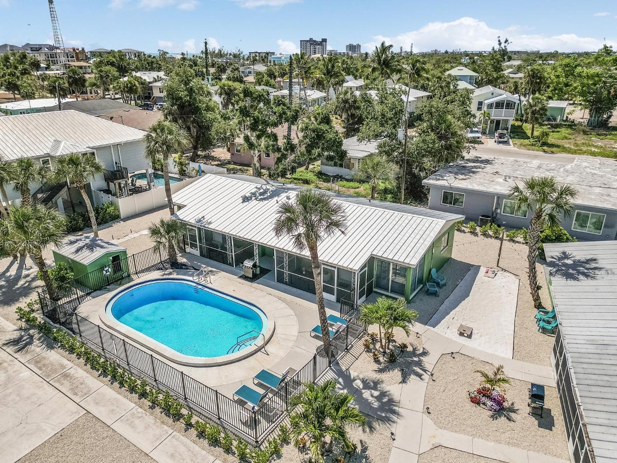 Cozy Beachside Retreat: Pool, Modern Decor & *