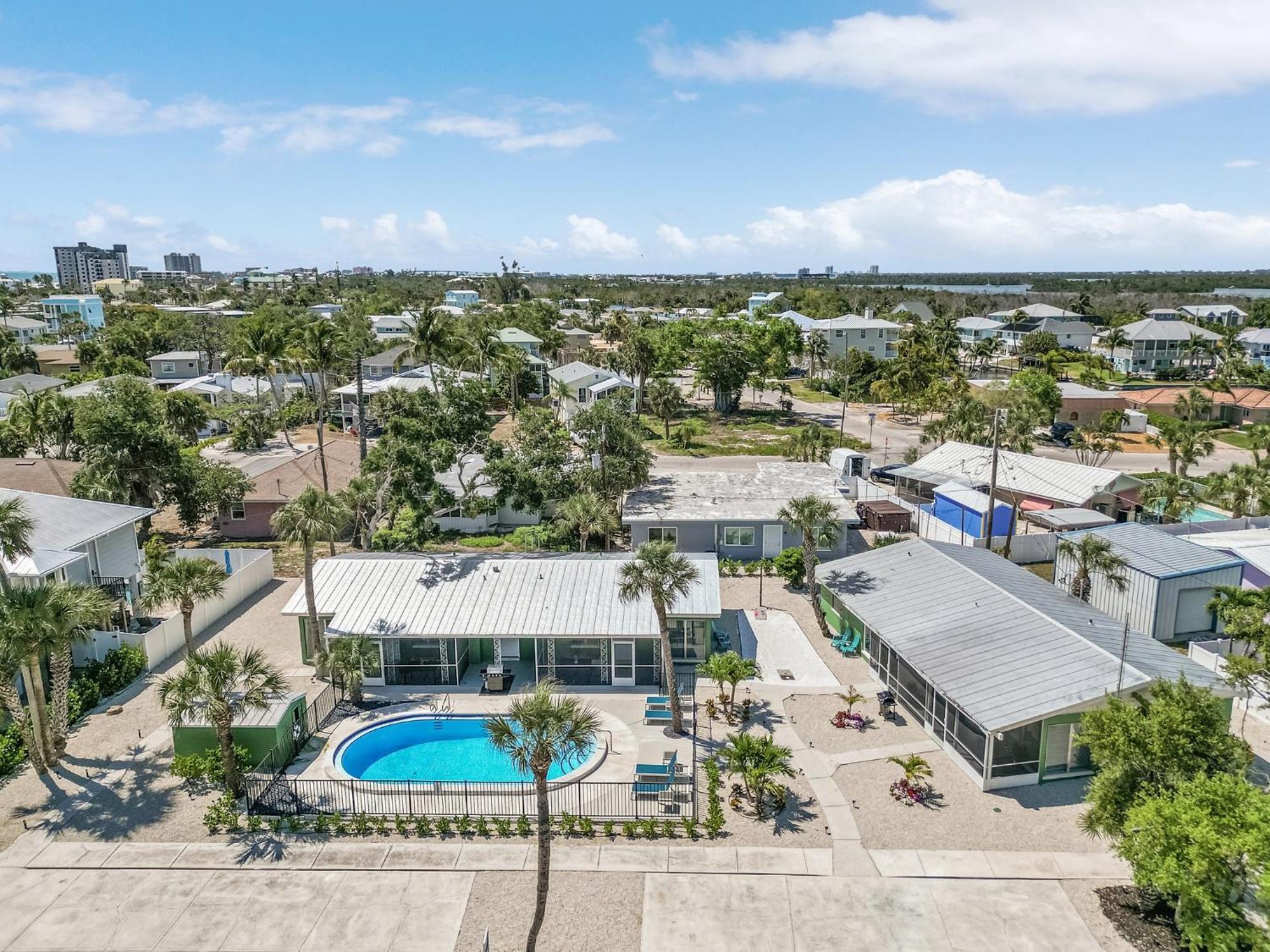 Spacious 4br Duplex: Pool, Access & Bbq Area Fort Myers Beach
