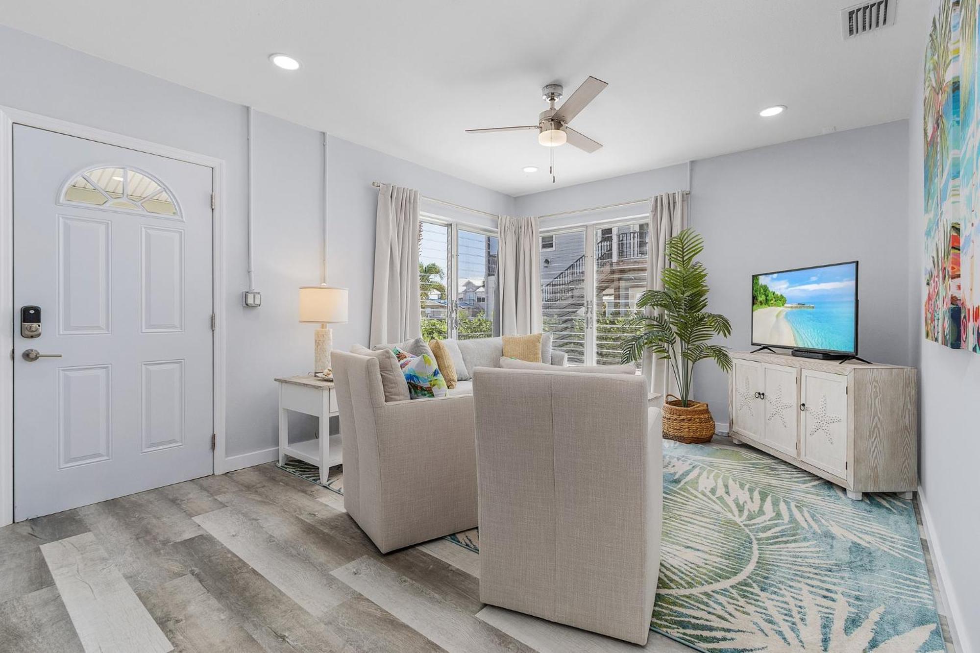 Spacious 4br Duplex: Pool, Access & Bbq Area *
