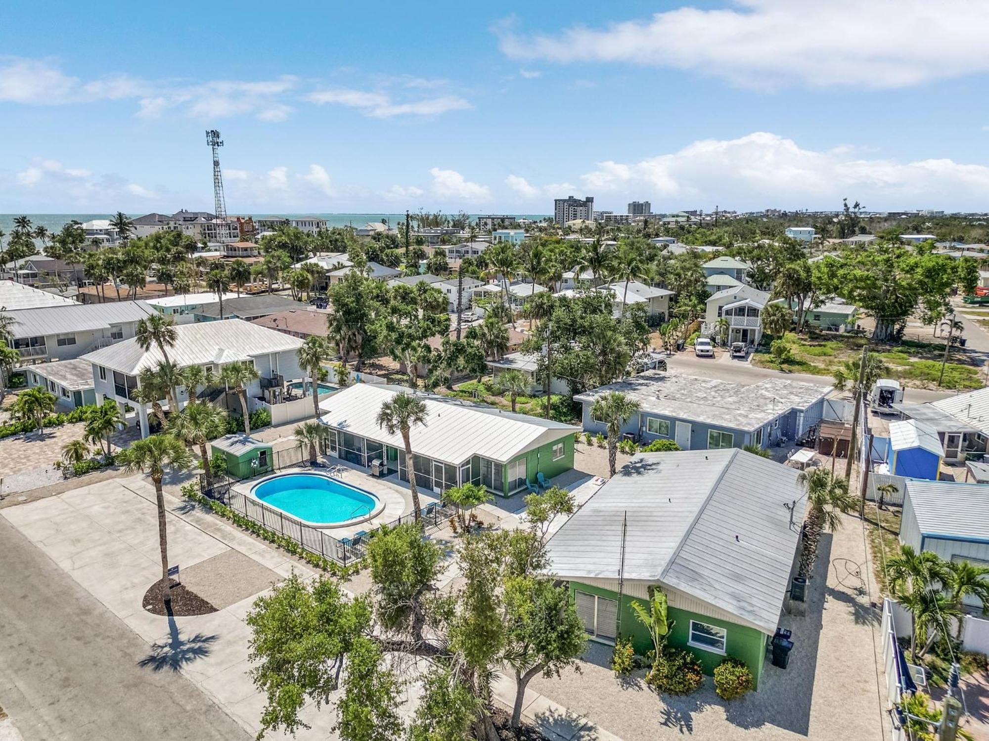 Spacious 4br Duplex: Pool, Access & Bbq Area