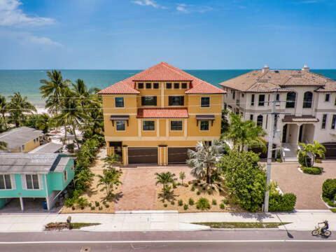 Big Kahuna Oasis: 10br, Pools & Access Holiday home
