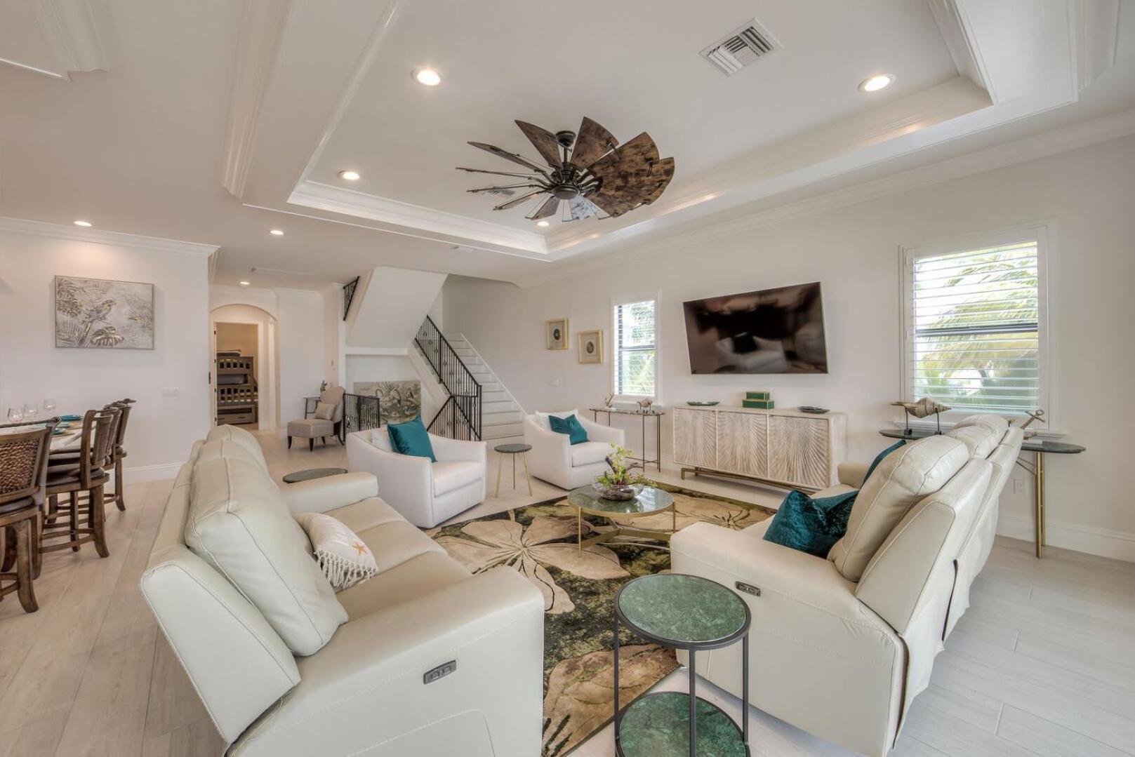 Big Kahuna Oasis: 10br, Pools & Access Holiday home