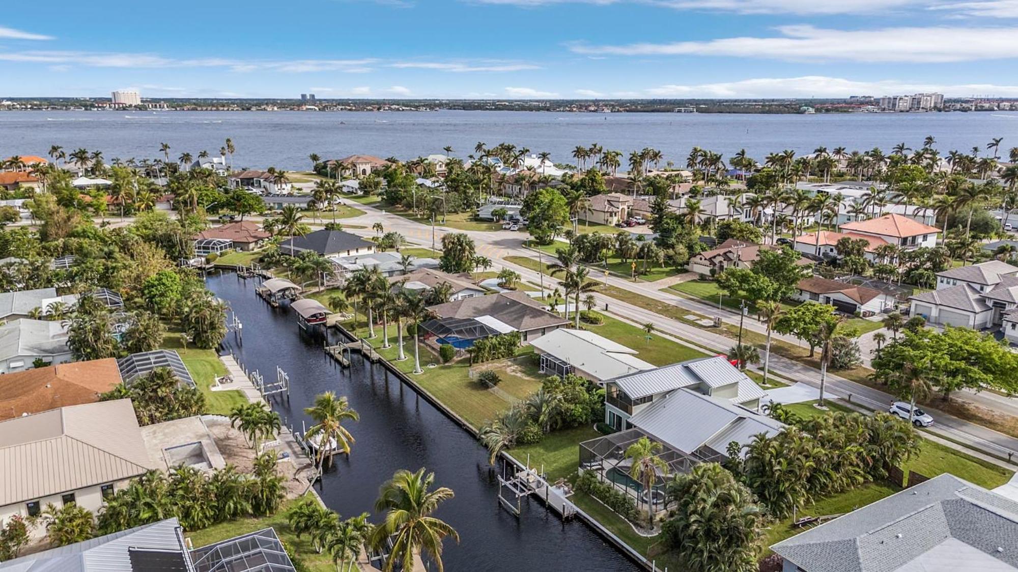 Waterfront Living, Dock, Heated Pool & - Gulf Gate Oasis - Roelens Holiday home *