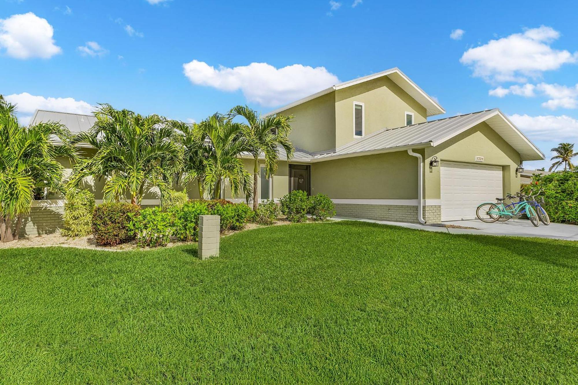 Waterfront Living, Dock, Heated Pool & - Gulf Gate Oasis - Roelens Cape Coral