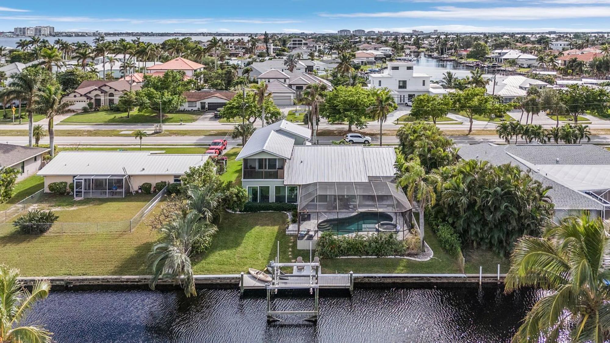 Waterfront Living, Dock, Heated Pool & - Gulf Gate Oasis - Roelens Cape Coral