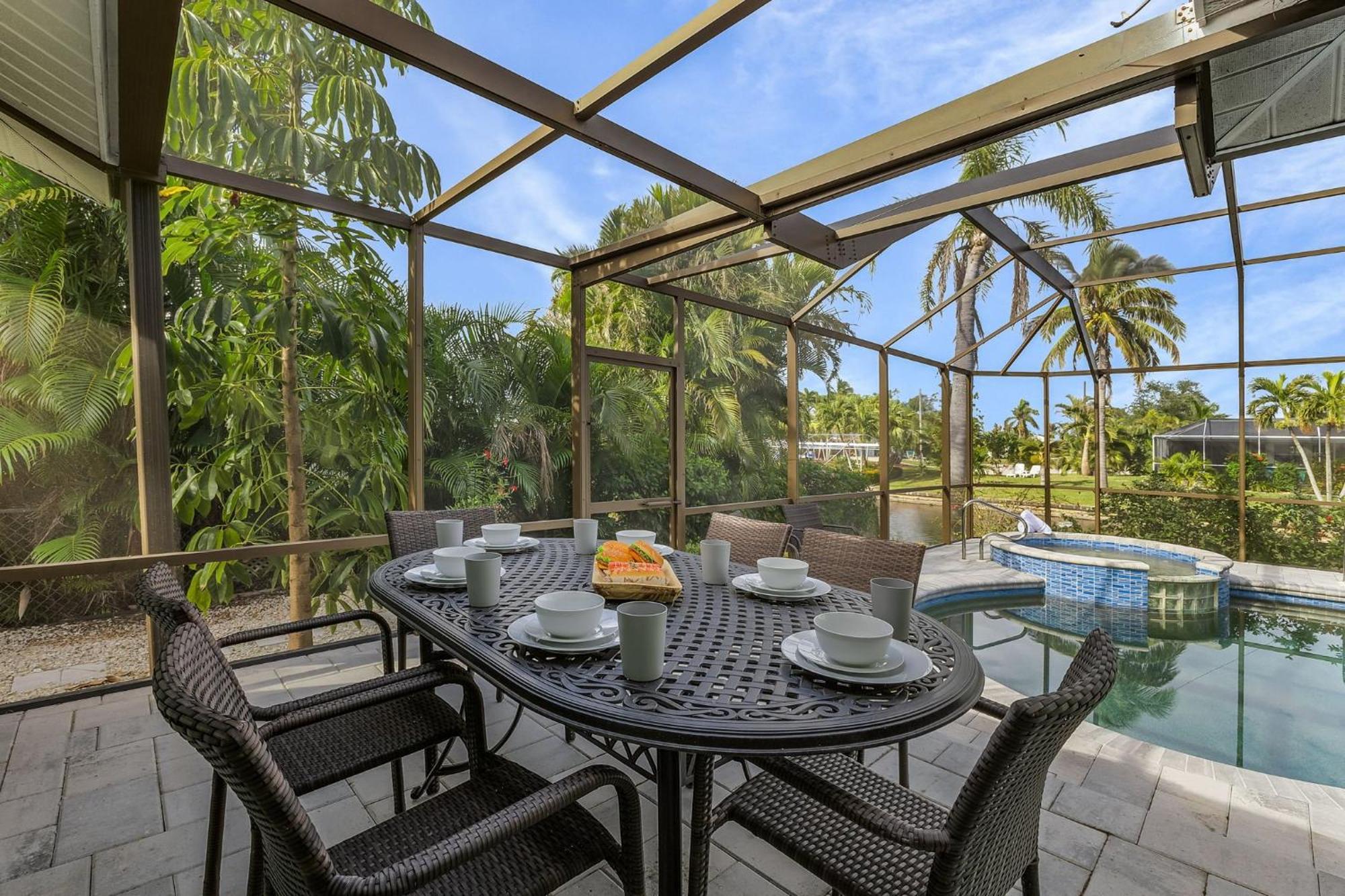 Waterfront Living, Dock, Heated Pool & - Gulf Gate Oasis - Roelens Cape Coral