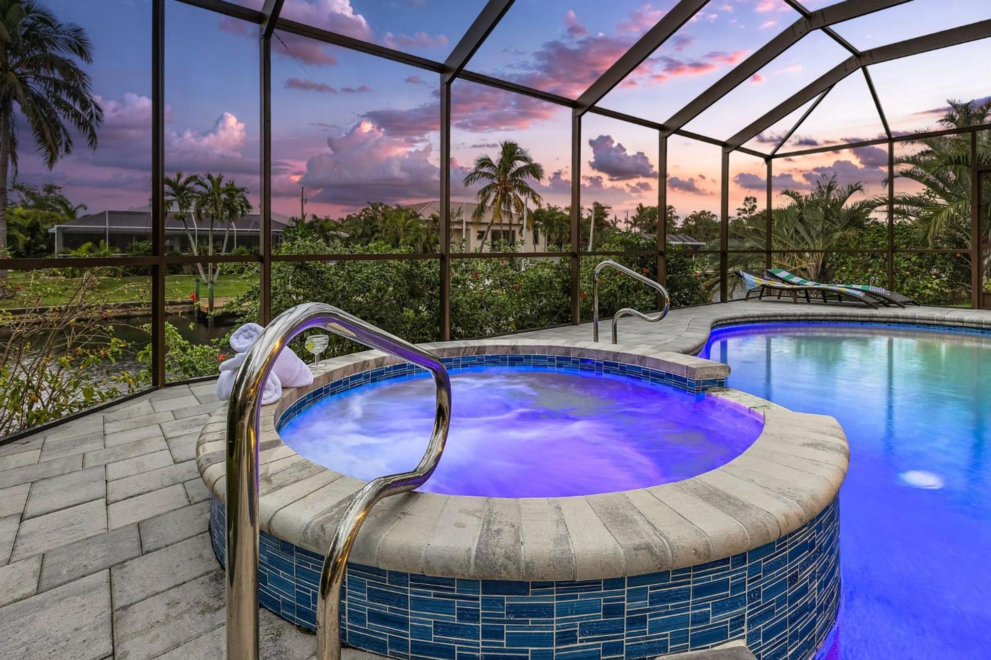 Waterfront Living, Dock, Heated Pool & - Gulf Gate Oasis - Roelens Holiday home *