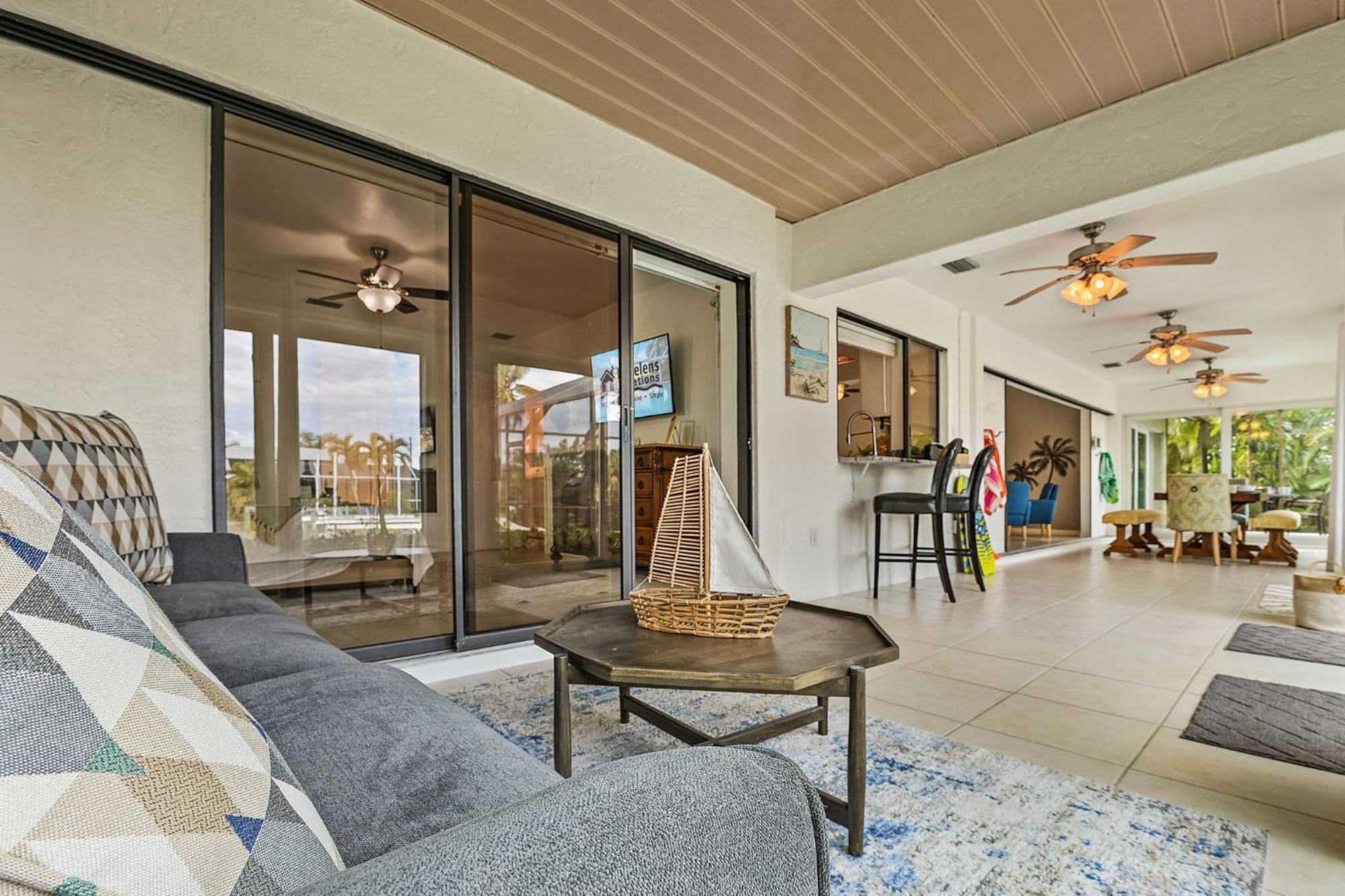 Waterfront Living, Dock, Heated Pool & - Gulf Gate Oasis - Roelens *