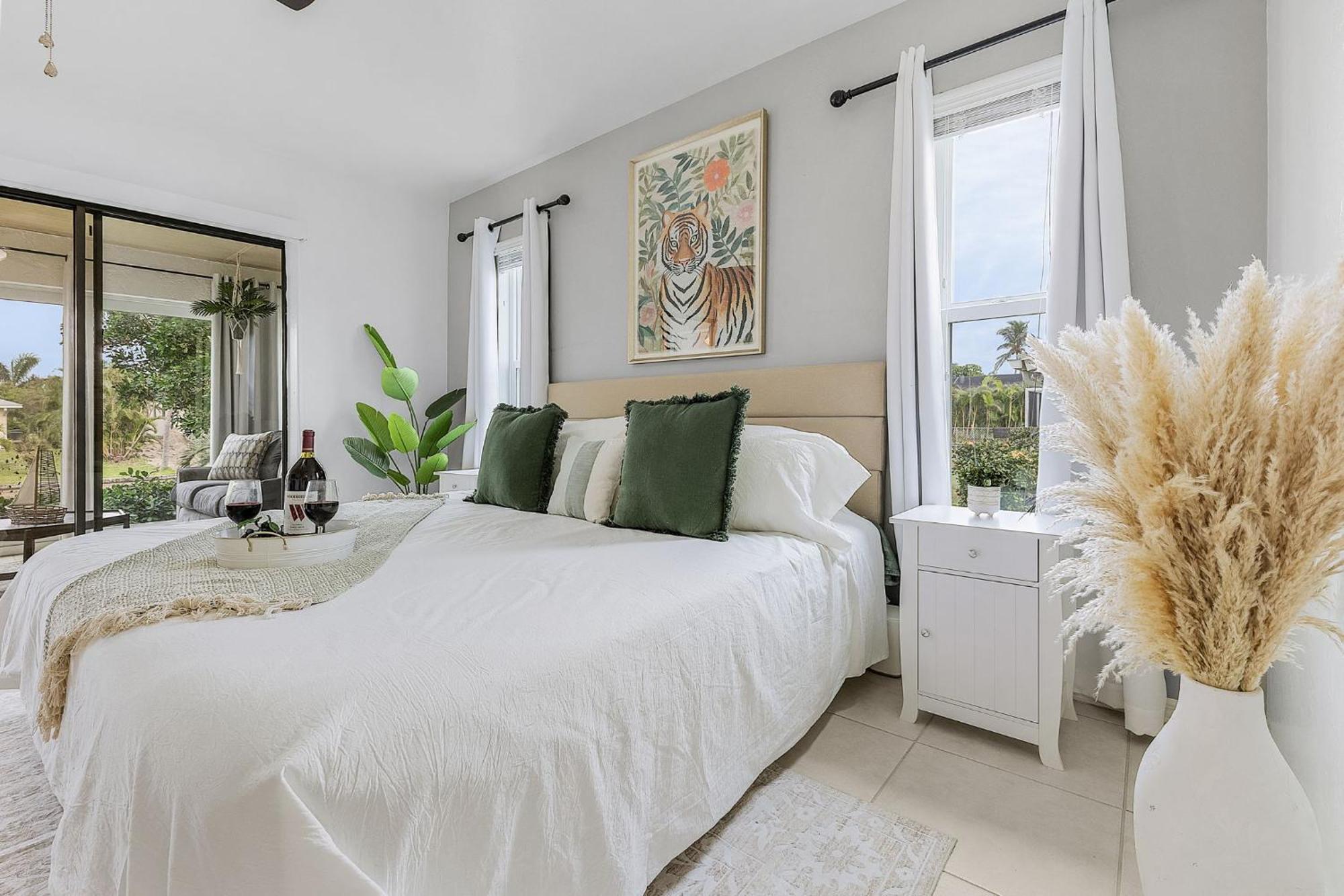 Waterfront Living, Dock, Heated Pool & - Gulf Gate Oasis - Roelens *