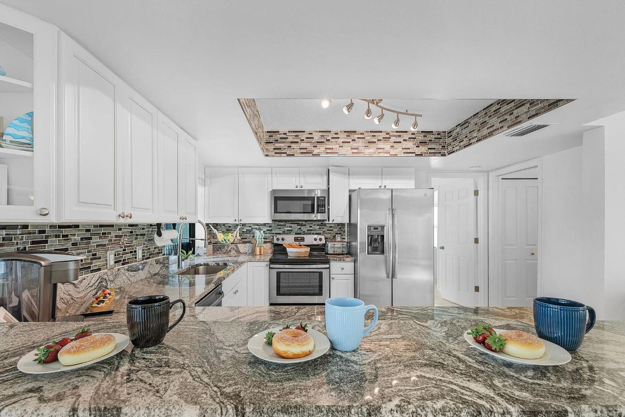 Waterfront Living, Dock, Heated Pool & - Gulf Gate Oasis - Roelens *