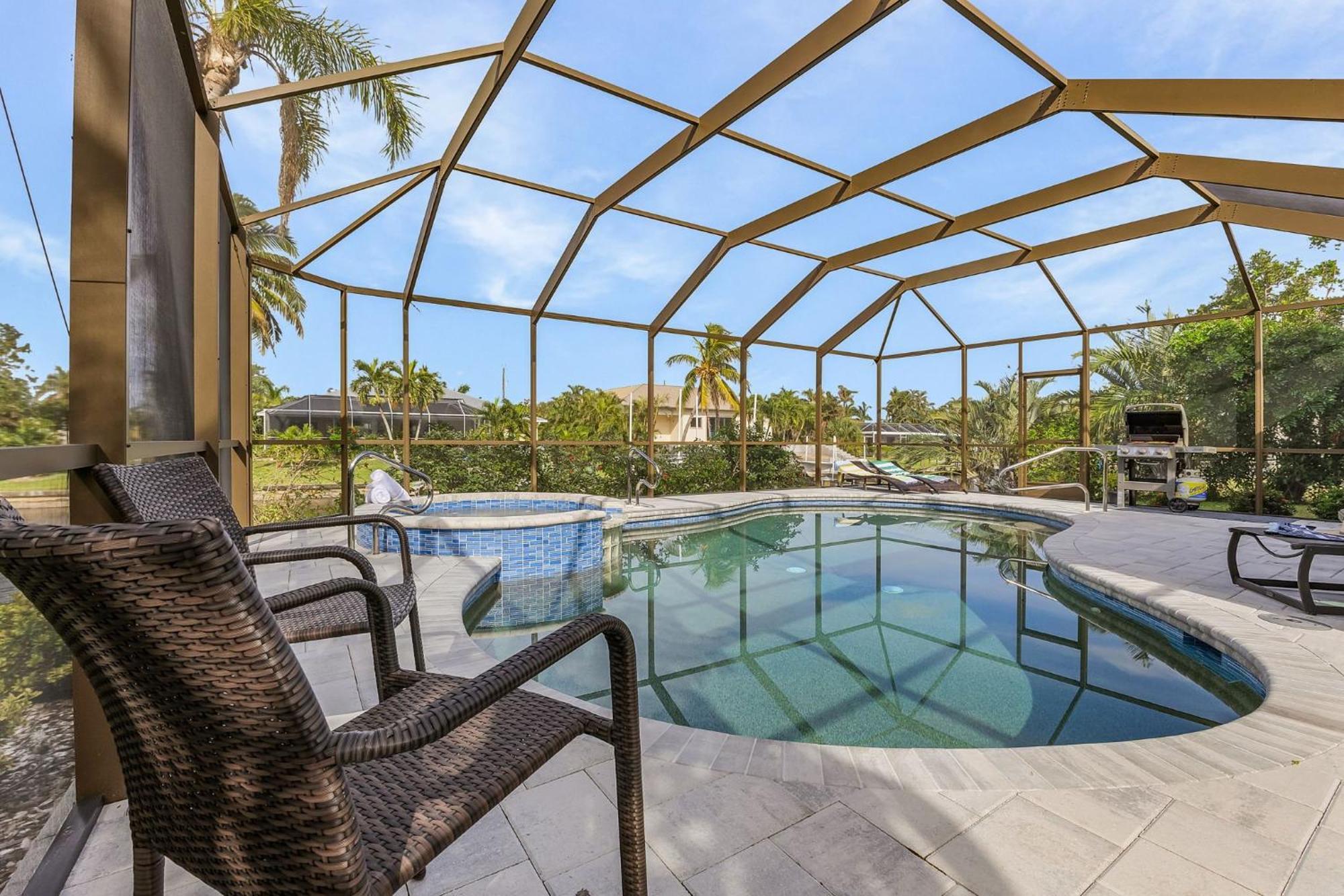 Waterfront Living, Dock, Heated Pool & - Gulf Gate Oasis - Roelens Holiday home