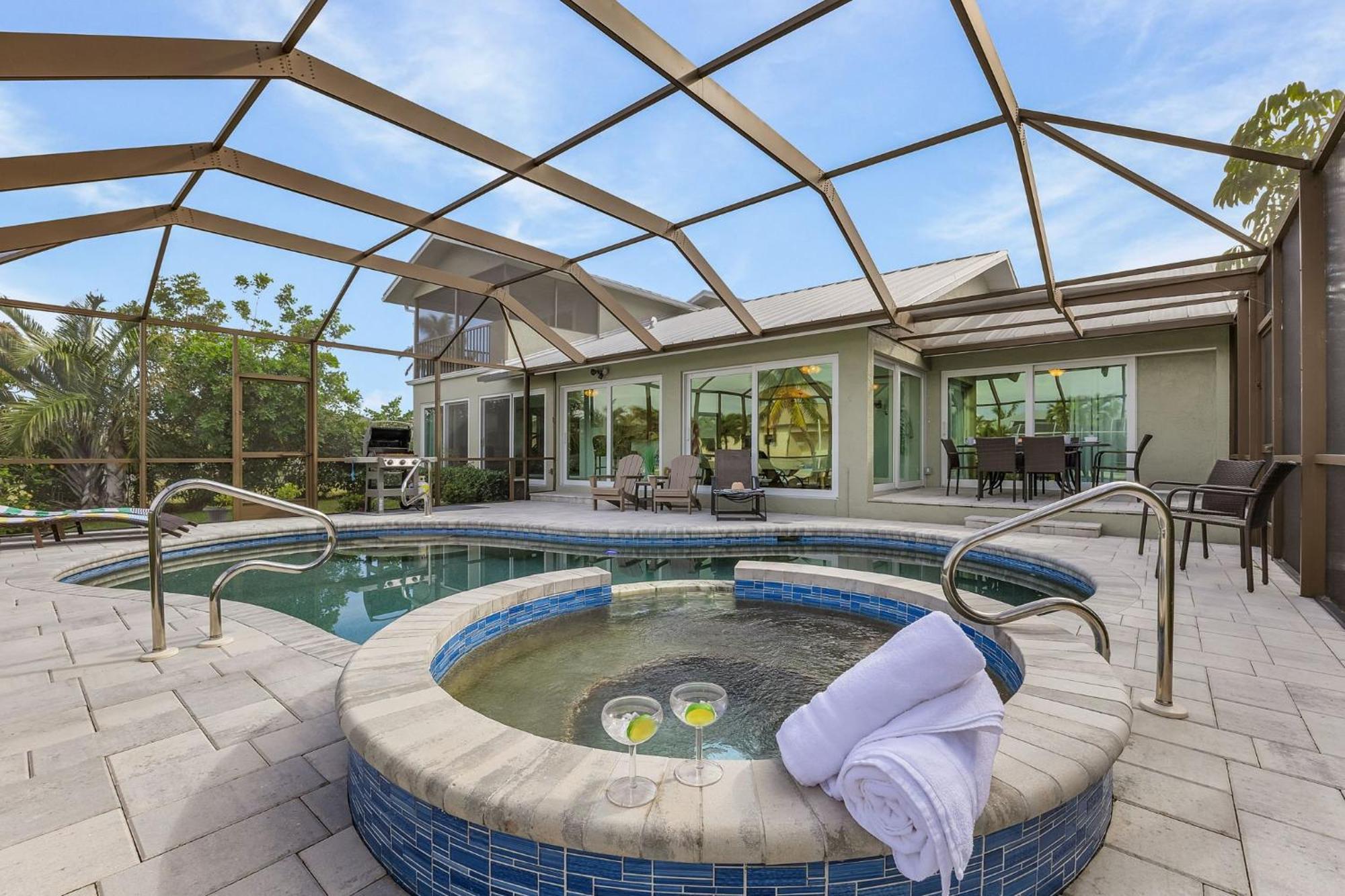 Waterfront Living, Dock, Heated Pool & - Gulf Gate Oasis - Roelens Cape Coral