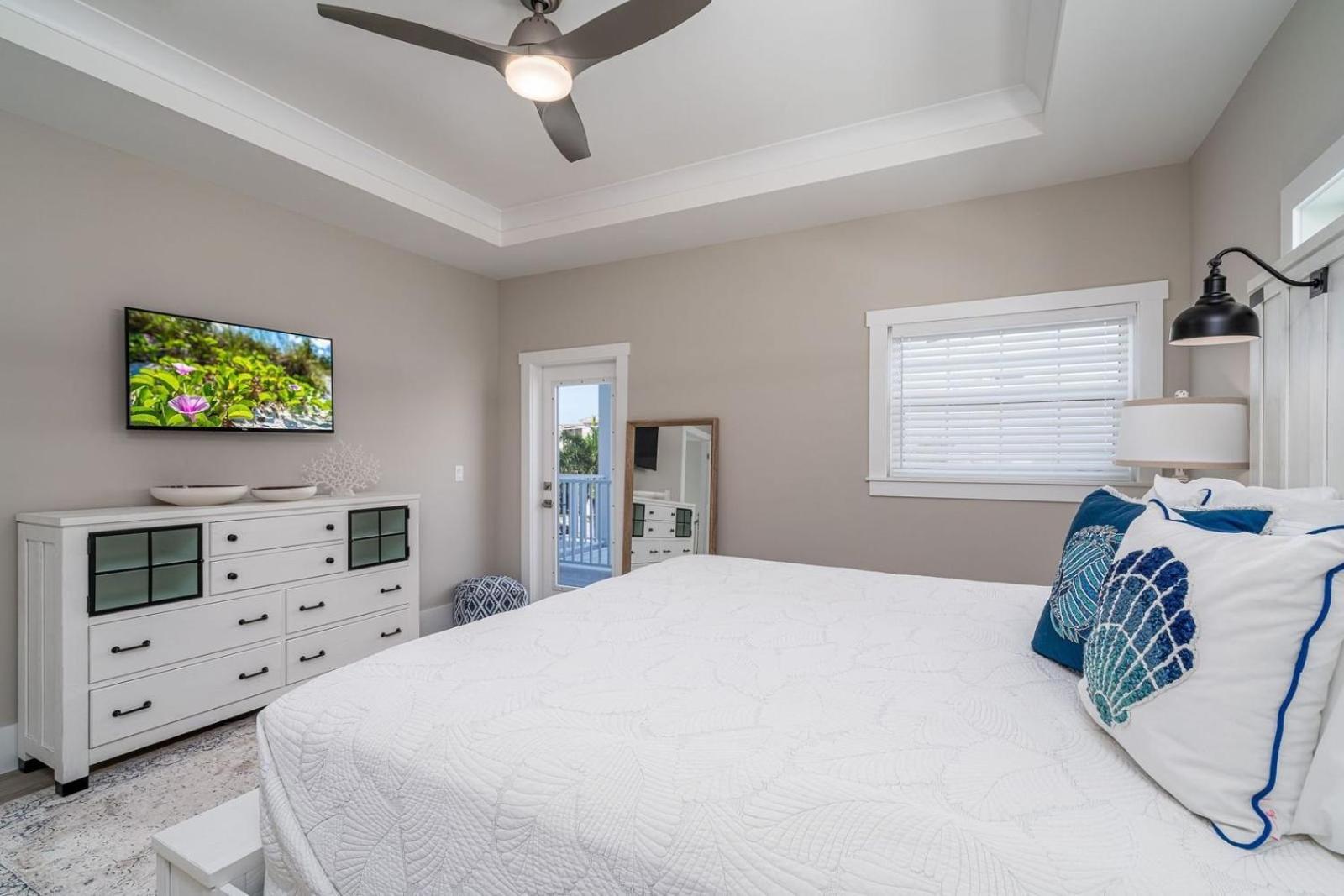 Beach-to-bay 5br: Pool, Spa, Gulf Views, Elevator Fort Myers Beach