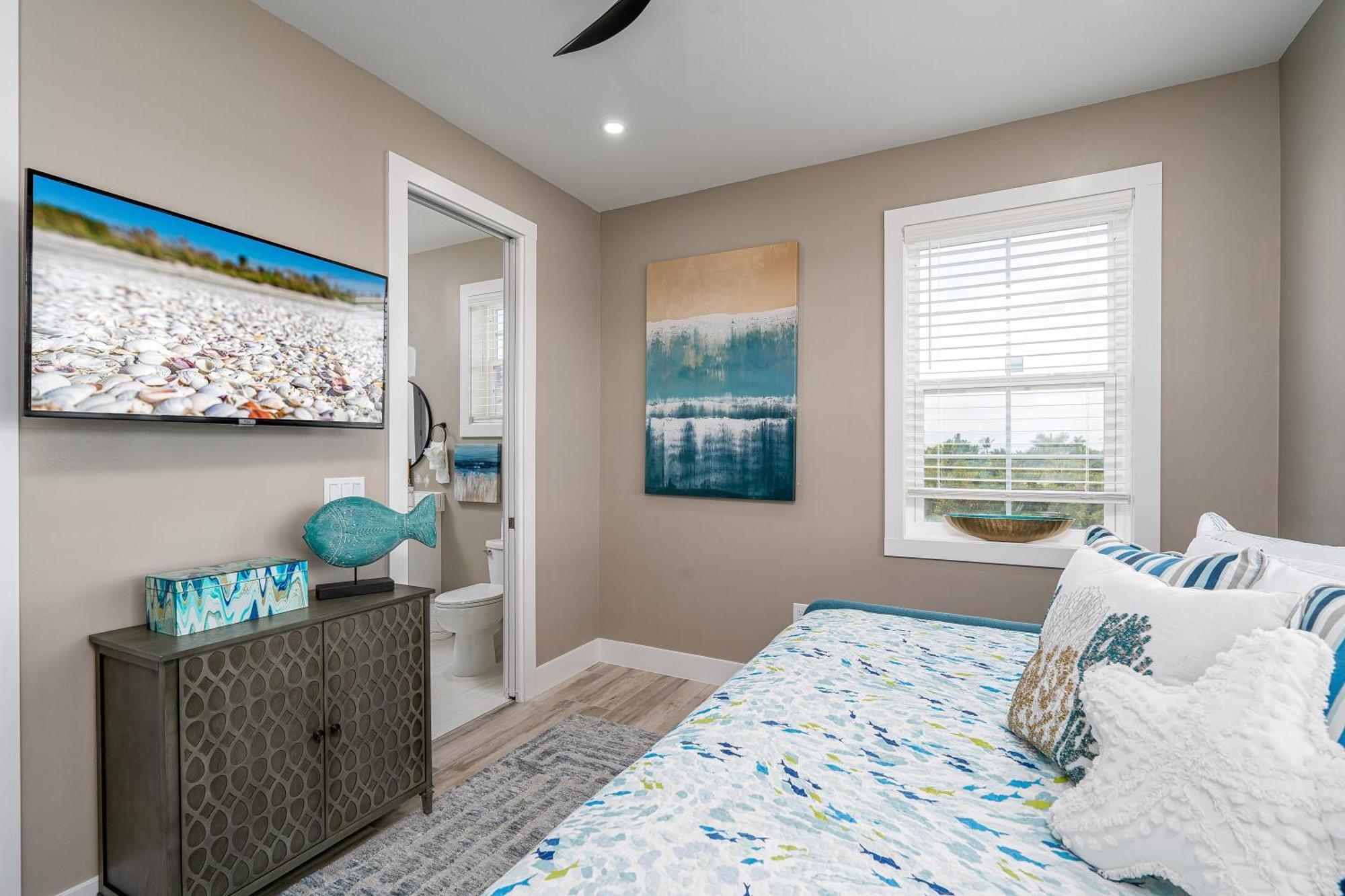 Bliss On The Bay: 5br Oasis W/ Pool, & Views Holiday home