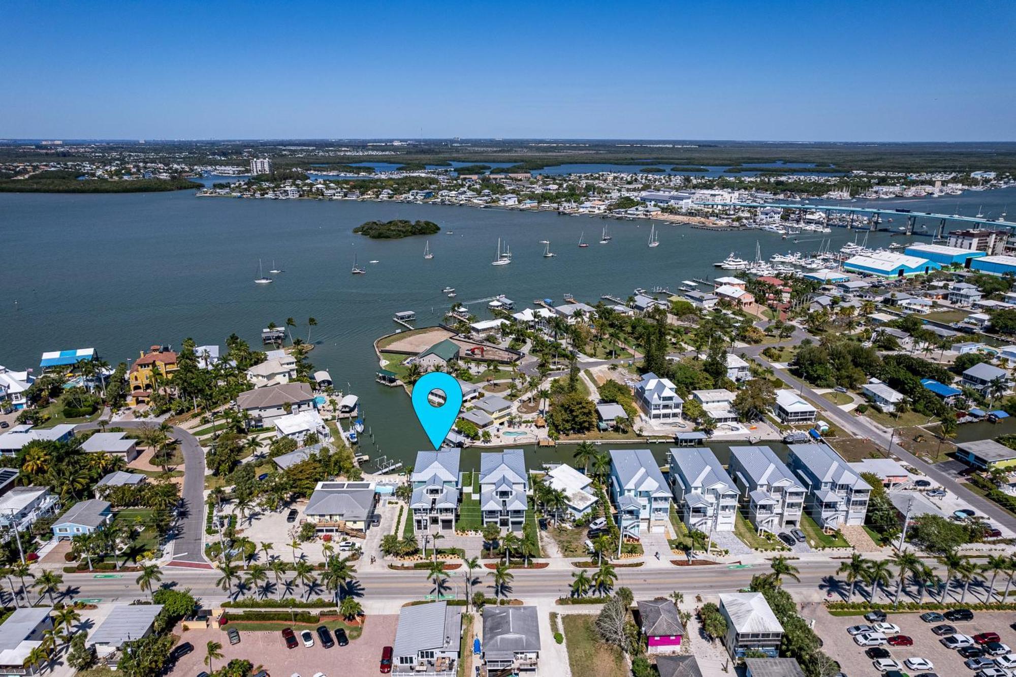 Bliss On The Bay: 5br Oasis W/ Pool, & Views Holiday home