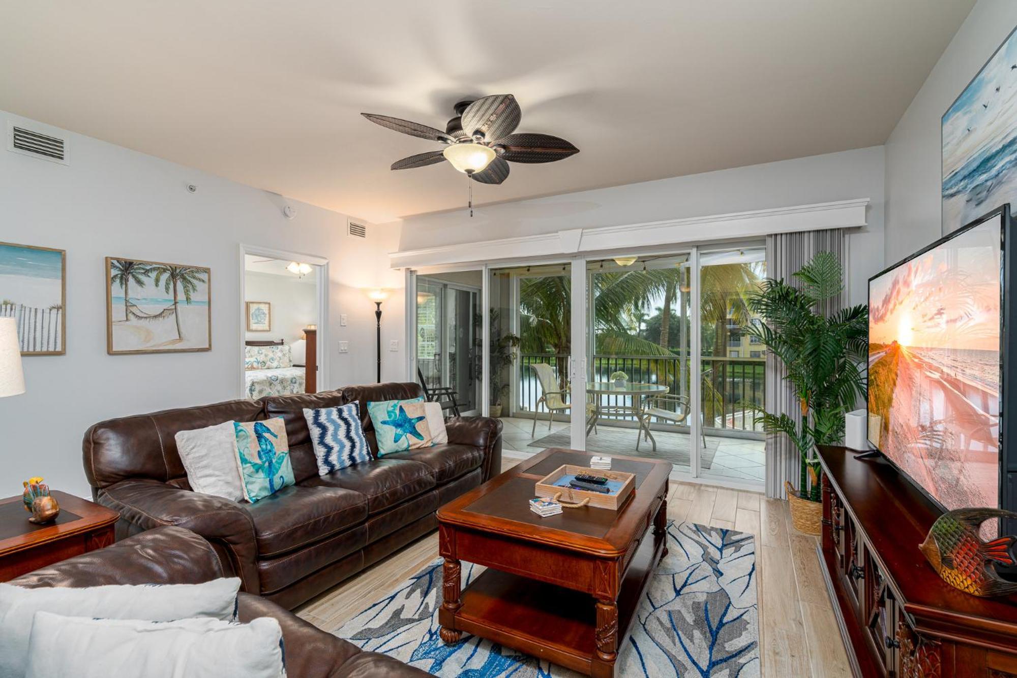 Bella Condo: Pool, & Walk To *