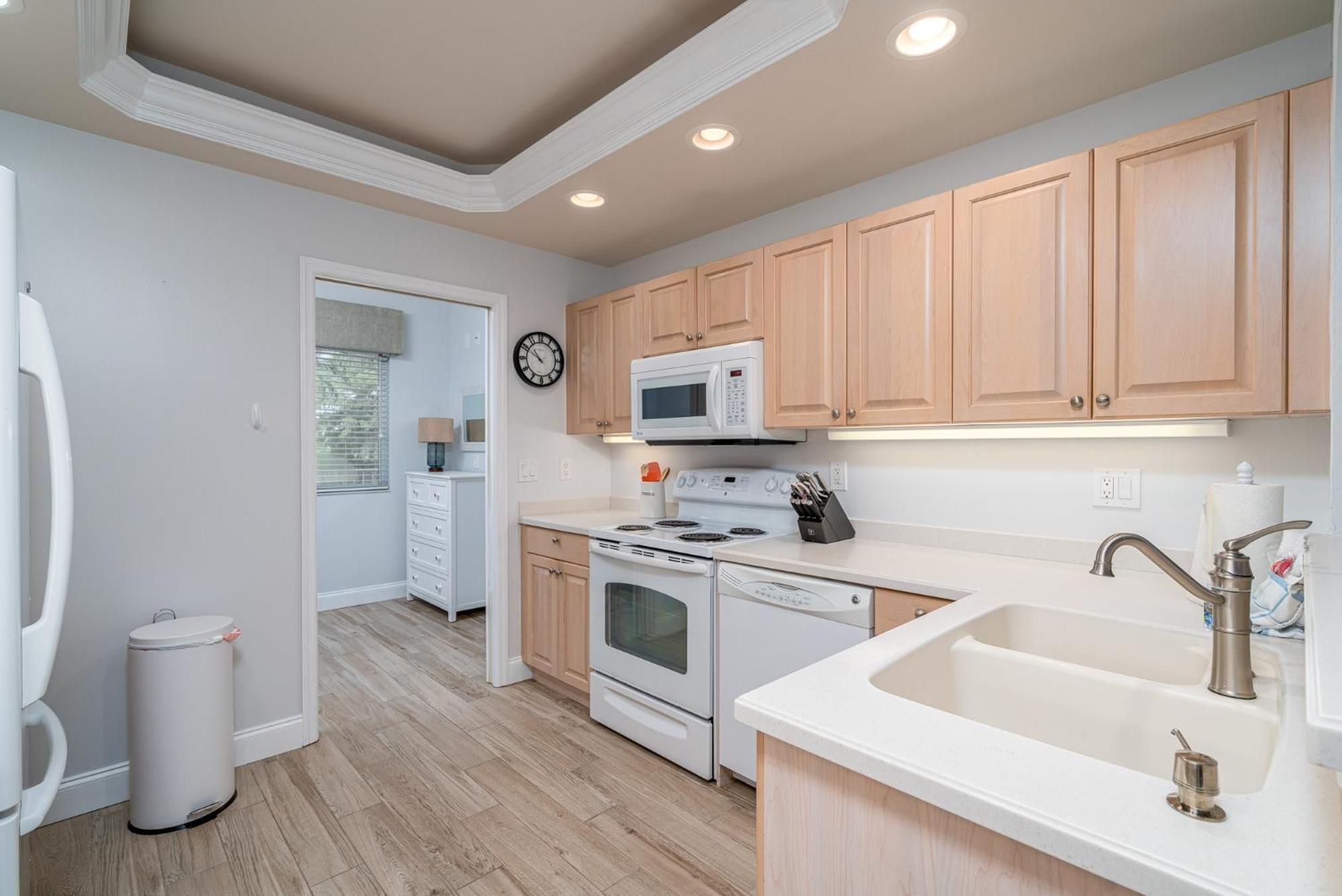 Bella Condo: Pool, & Walk To Holiday home *