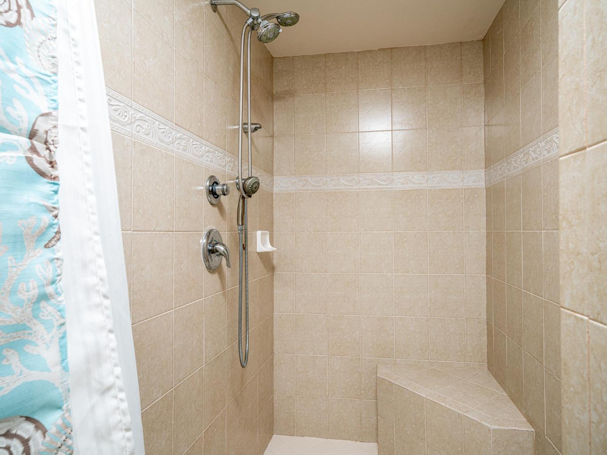 Bella Condo: Pool, & Walk To