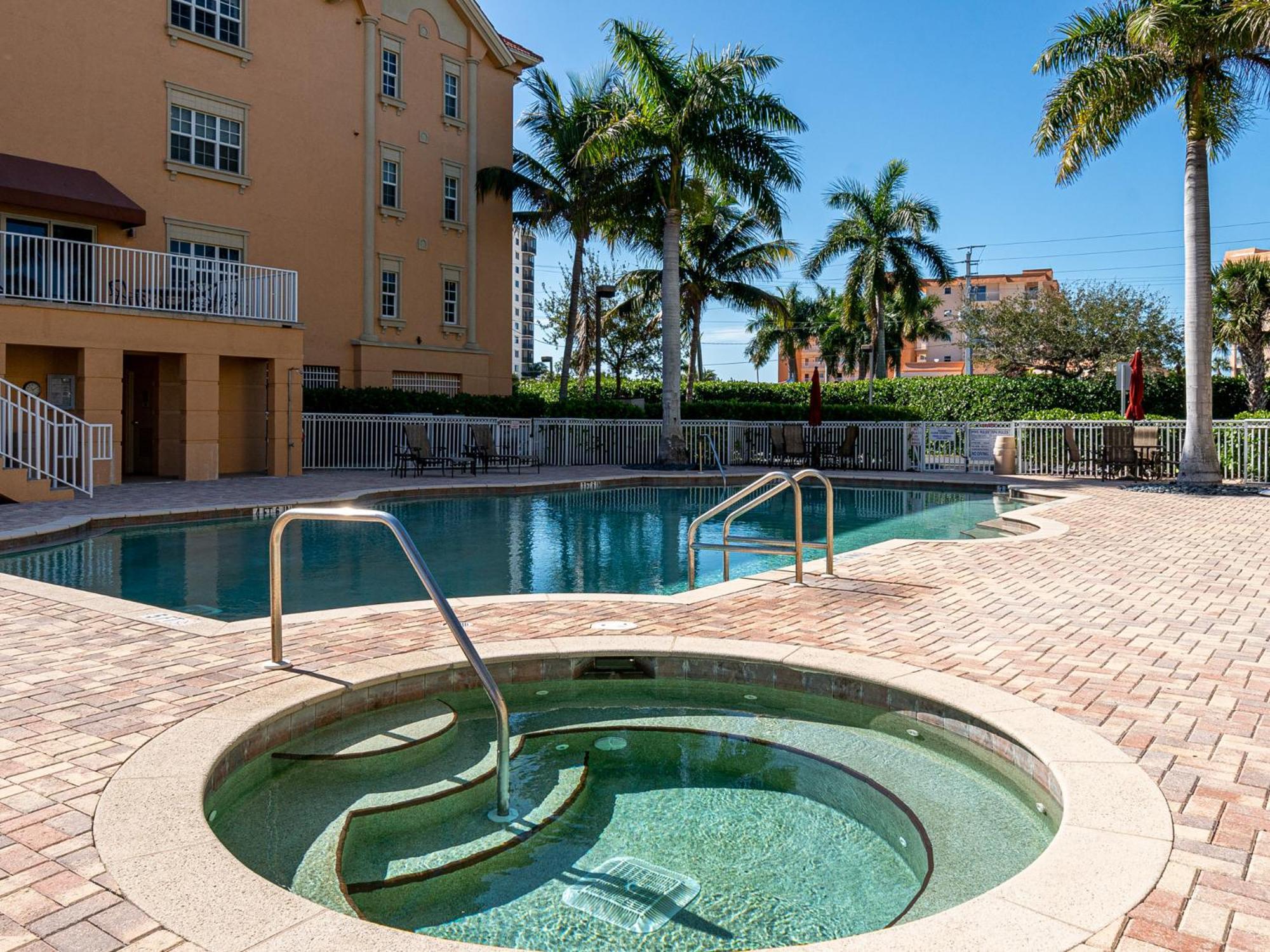 Bella Condo: Pool, & Walk To Holiday home Fort Myers Beach