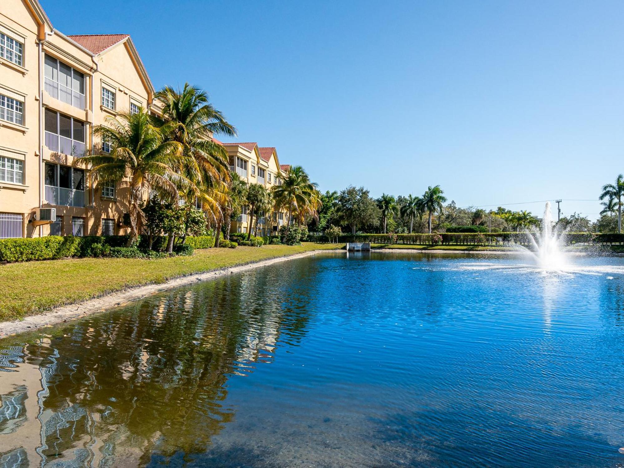 Bella Condo: Pool, & Walk To Holiday home Fort Myers Beach