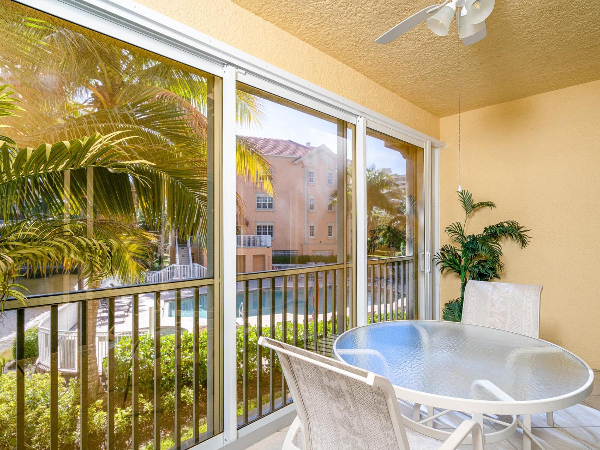 Bella Condo: Pool, & Walk To *