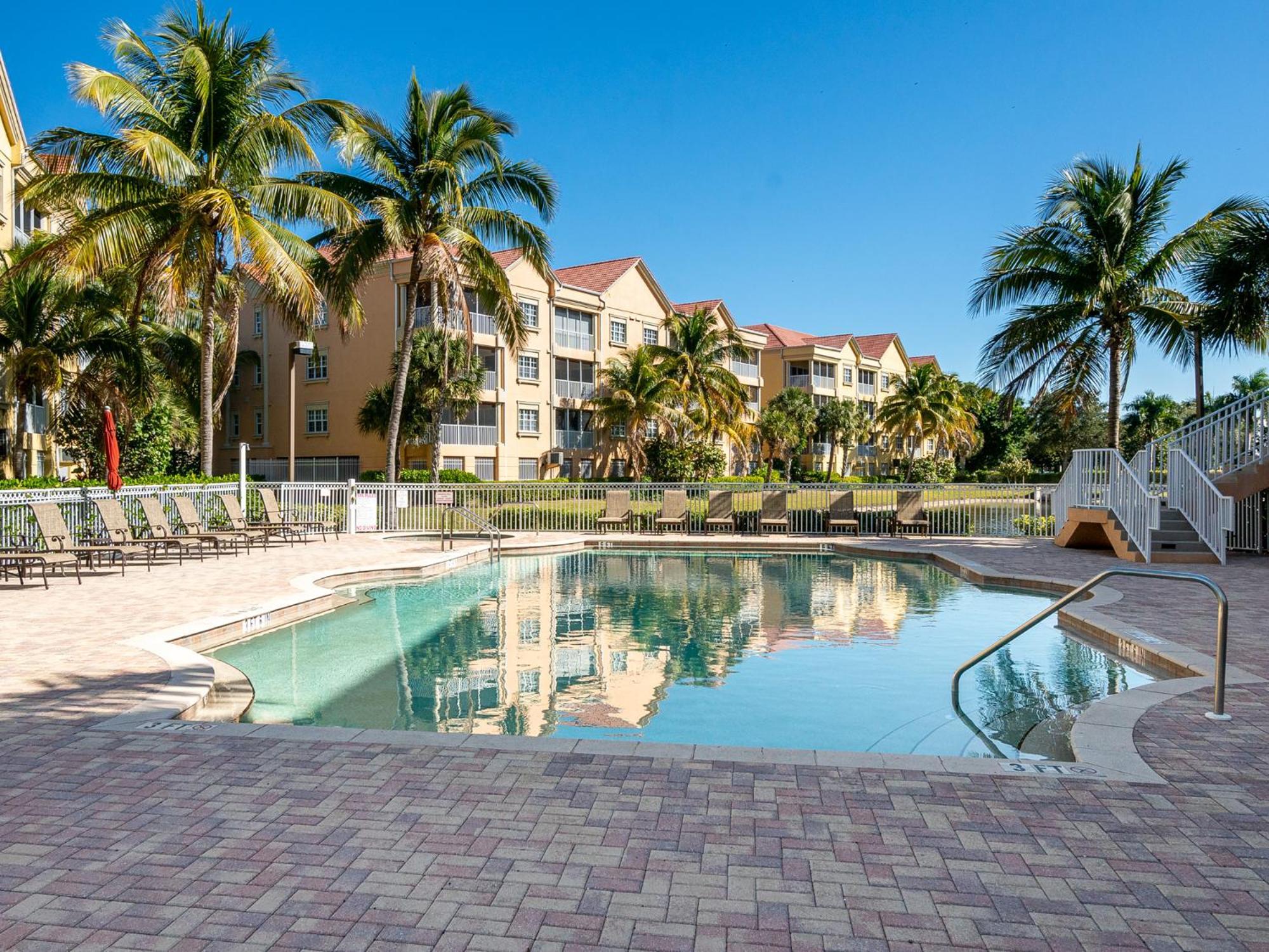 Holiday home Bella Condo: Pool, & Walk To