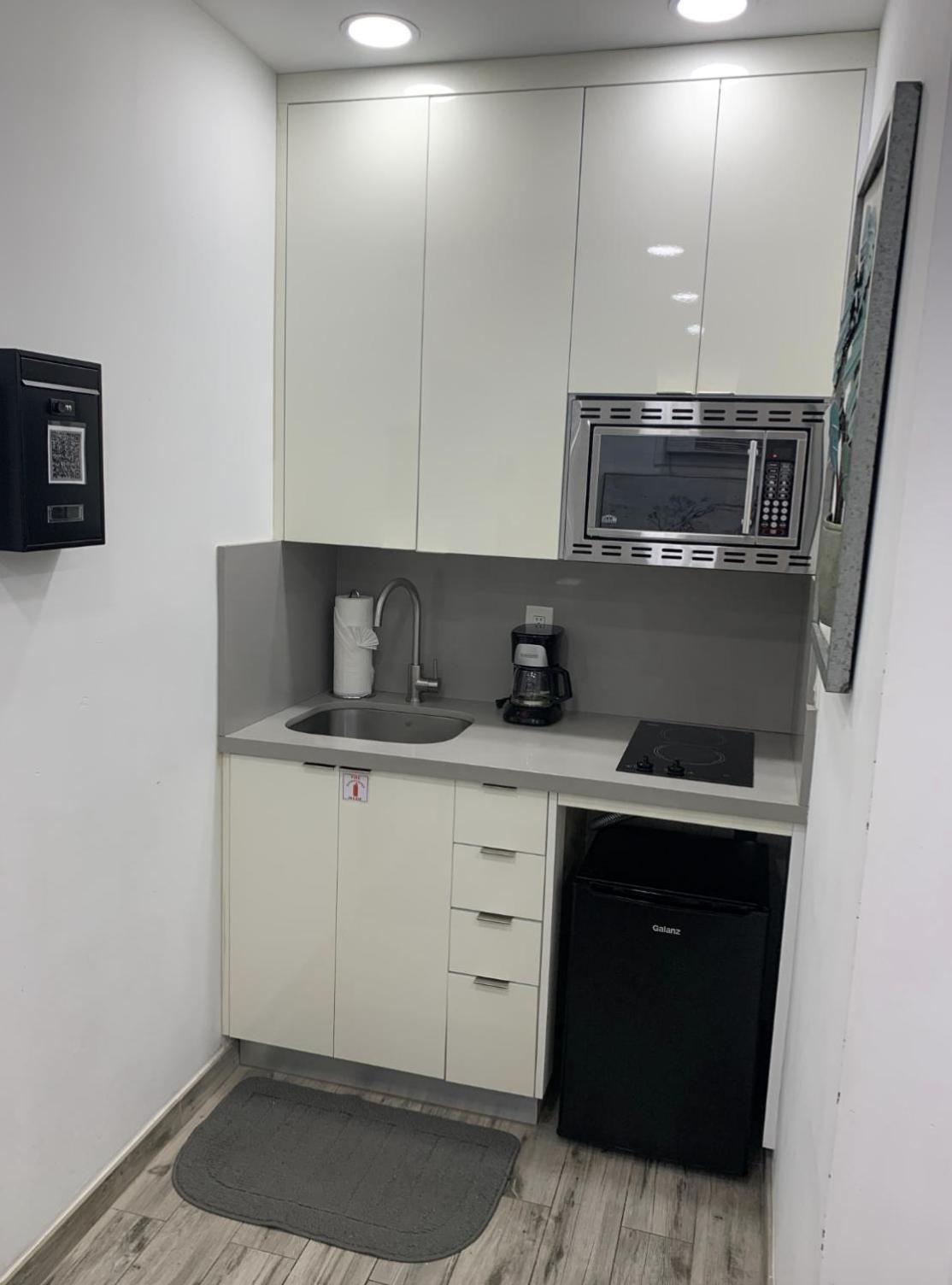 Apartment Chick & Fashionable 1 Bedroom Unit # 4 *