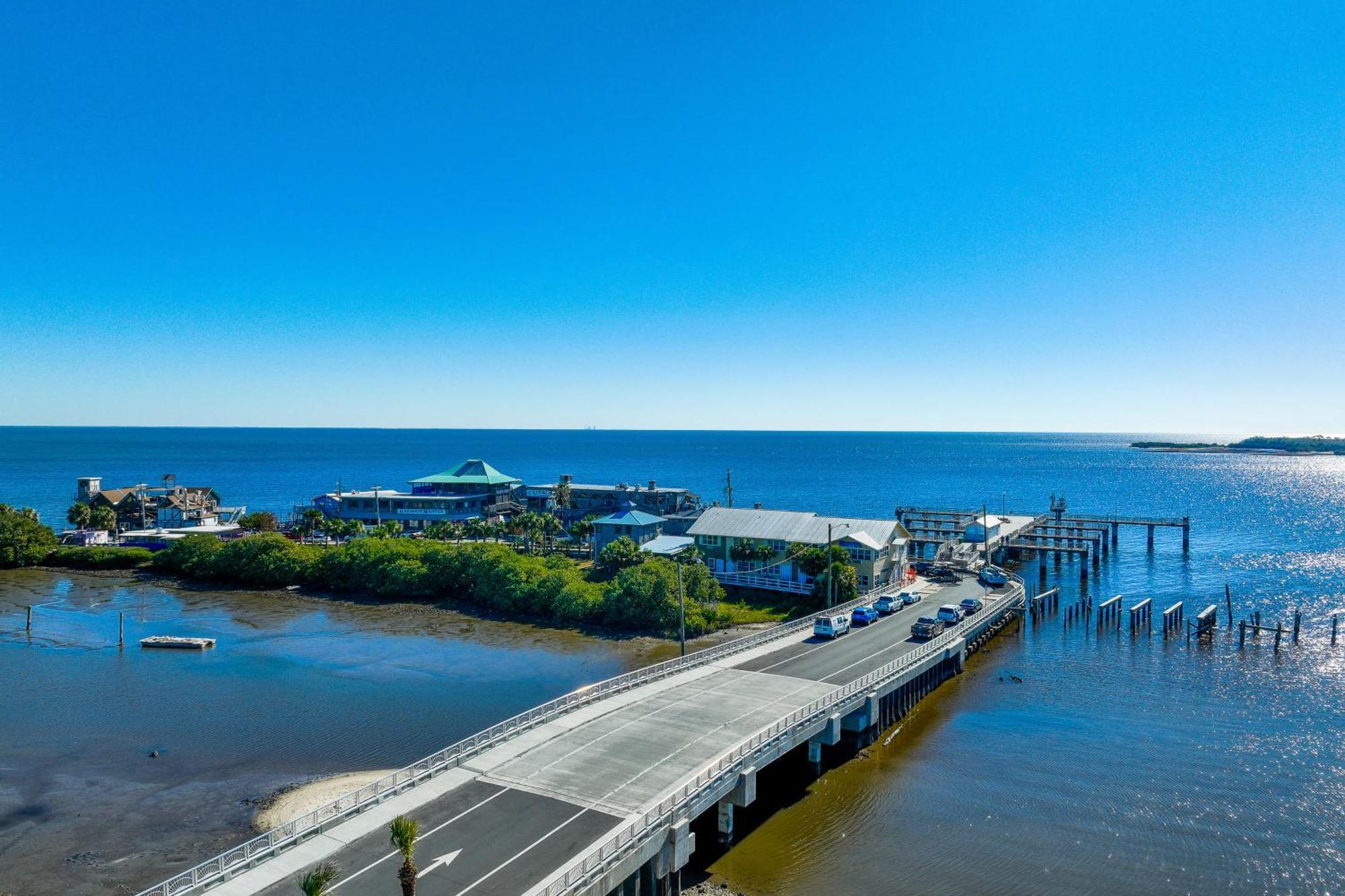 Beachfront Retreat With Pool Access! Apartment *