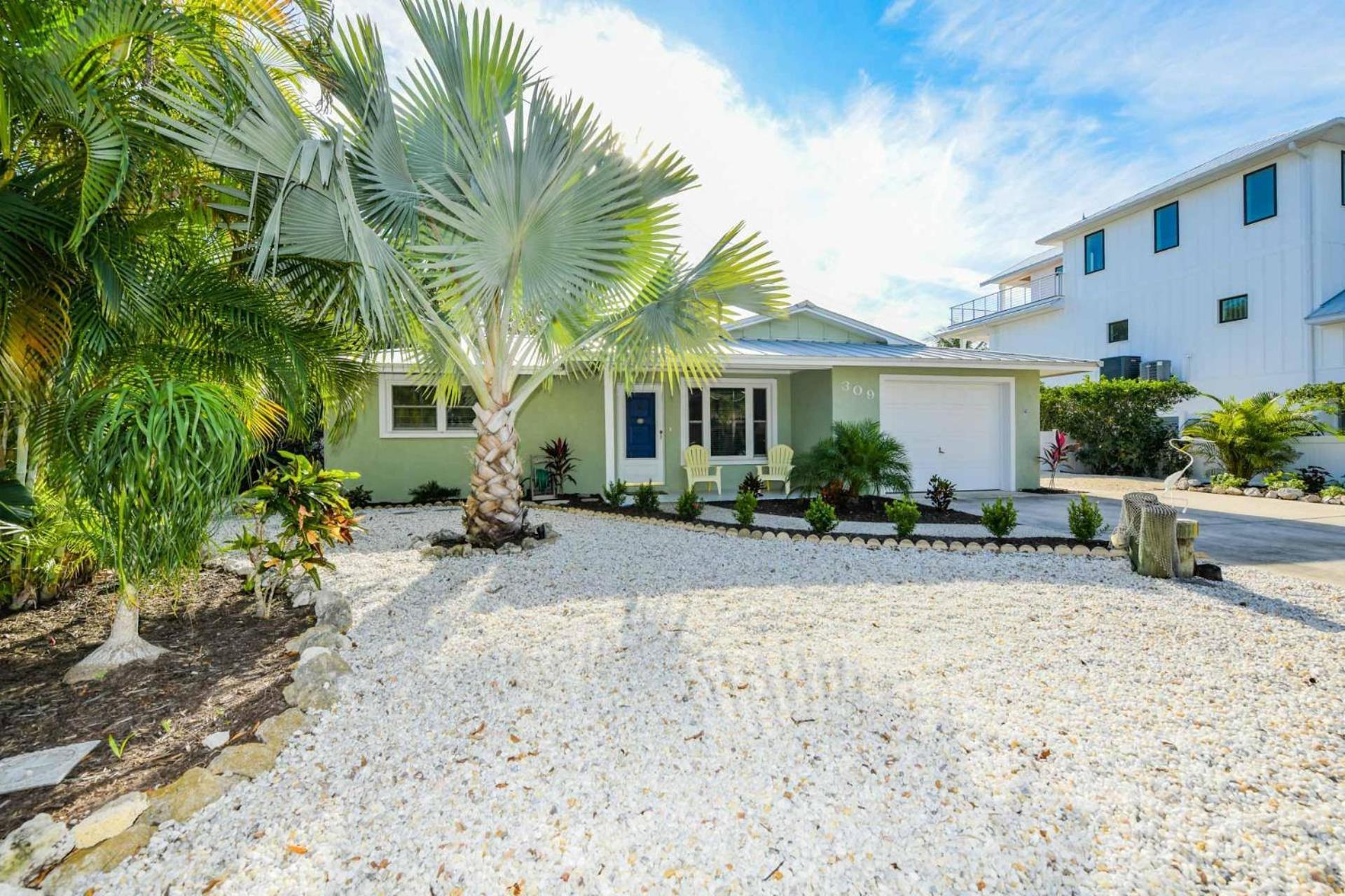 Dockside Paradise * Anna Maria