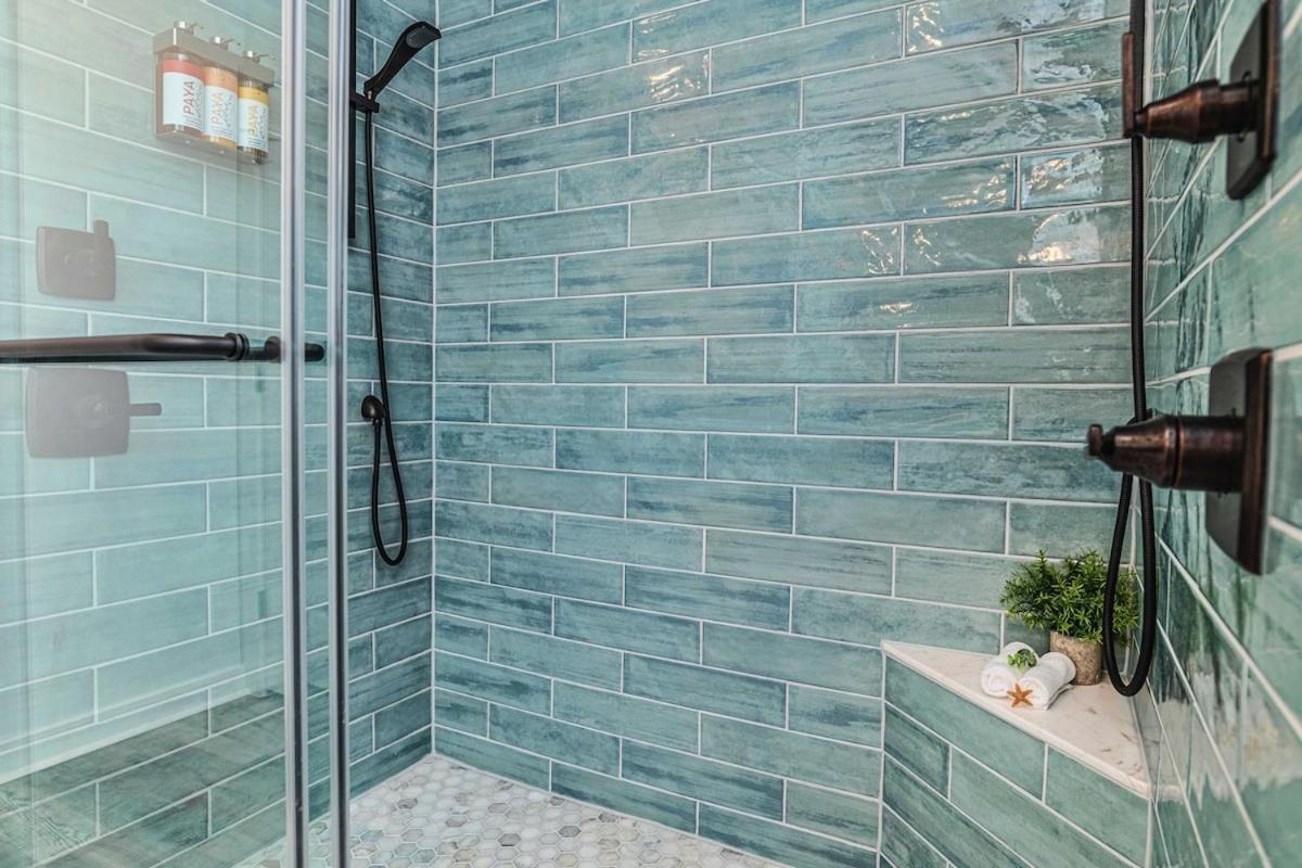 Holiday home Luxury Couples Getaway W Dual Shower 6308p1