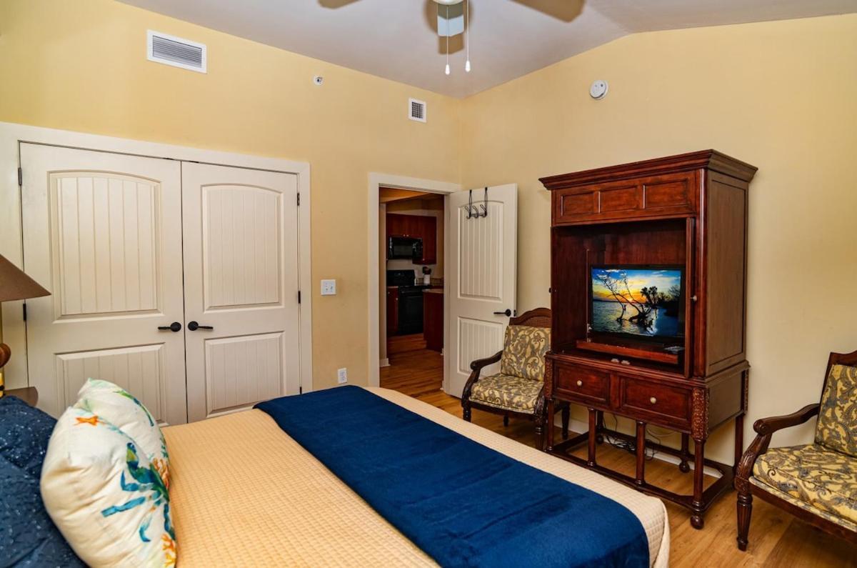 5322-1p Floor 1 Bedroom Overlooks Pool Courtyard -