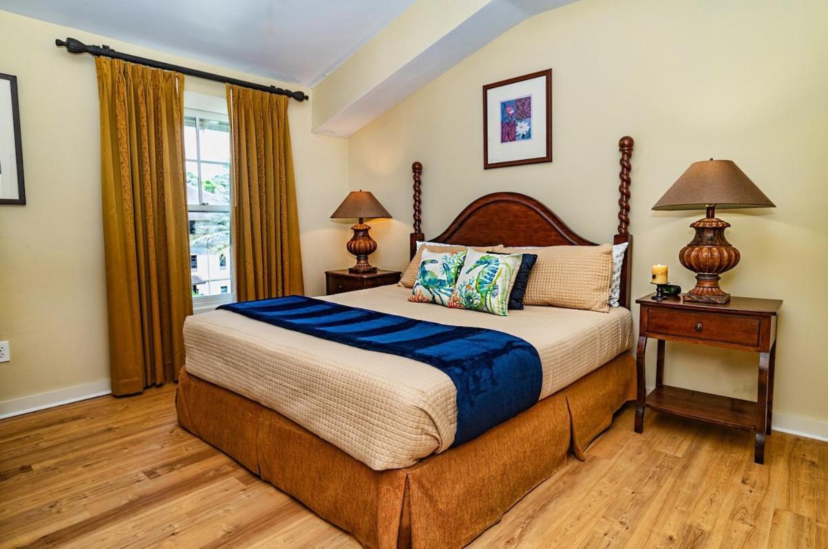 5322-1p Floor 1 Bedroom Overlooks Pool Courtyard -