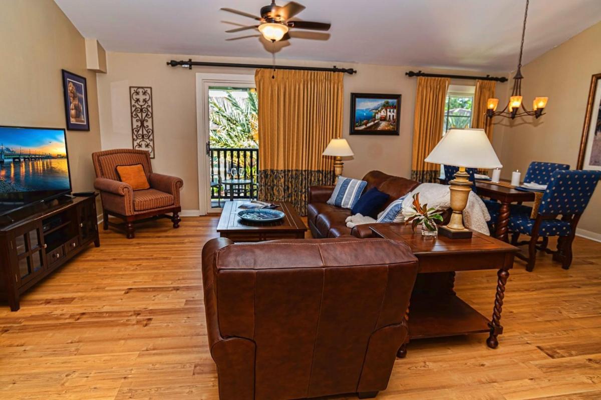 5322-1p Floor 1 Bedroom Overlooks Pool Courtyard - *