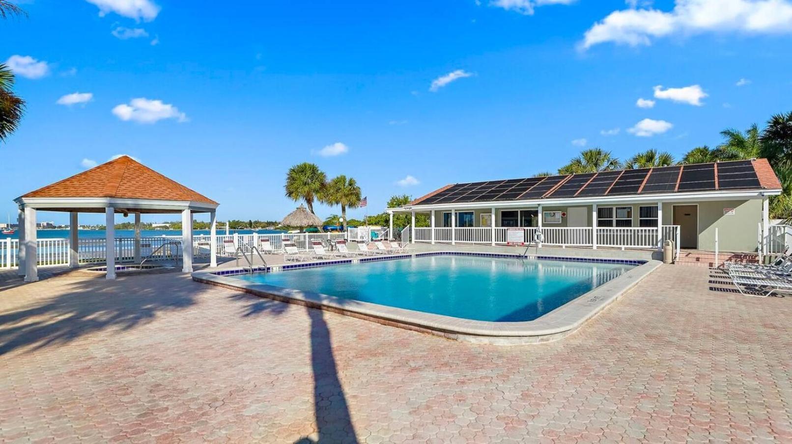 Relaxing Secluded Beachfront Paradise In Gulfport Holiday home