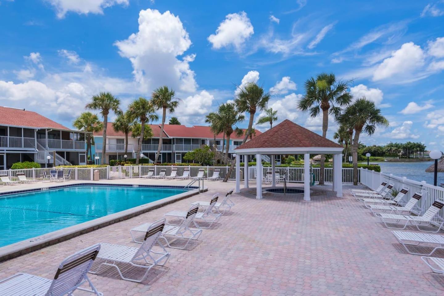 Relaxing Secluded Beachfront Paradise In Gulfport Holiday home *