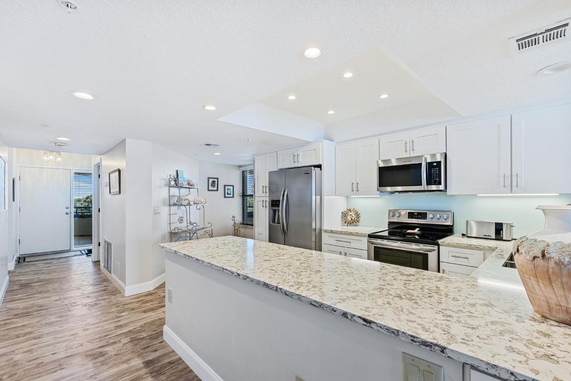 Luxury Oceanfront - Stunning Views & Private Balcony - Ebb Tide 305 Apartment