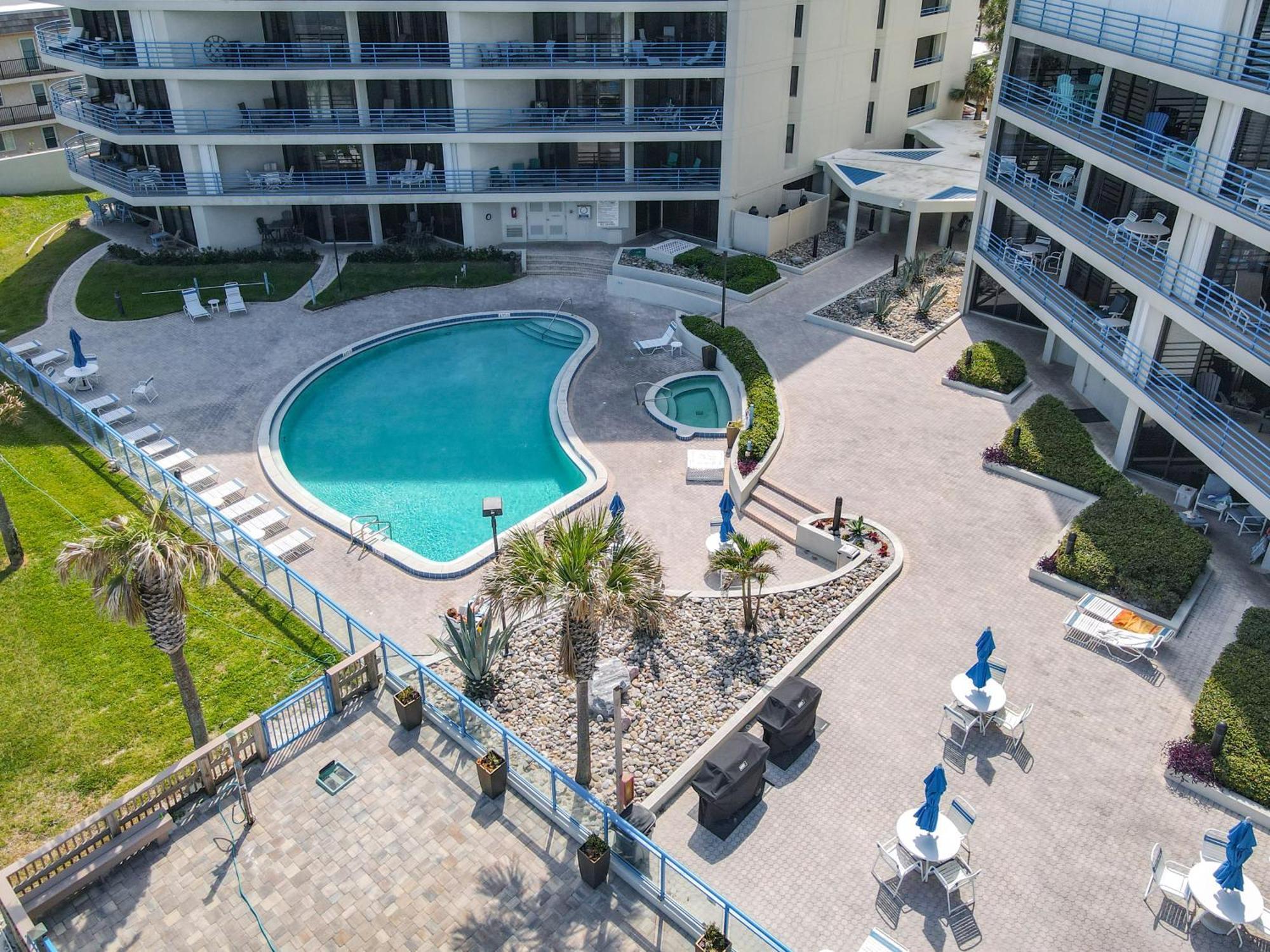 Luxury Oceanfront - Stunning Views & Private Balcony - Ebb Tide 305 Apartment